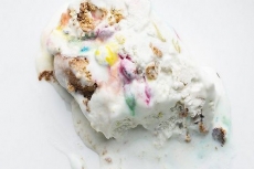 Gooseberry ice cream with marshmallows