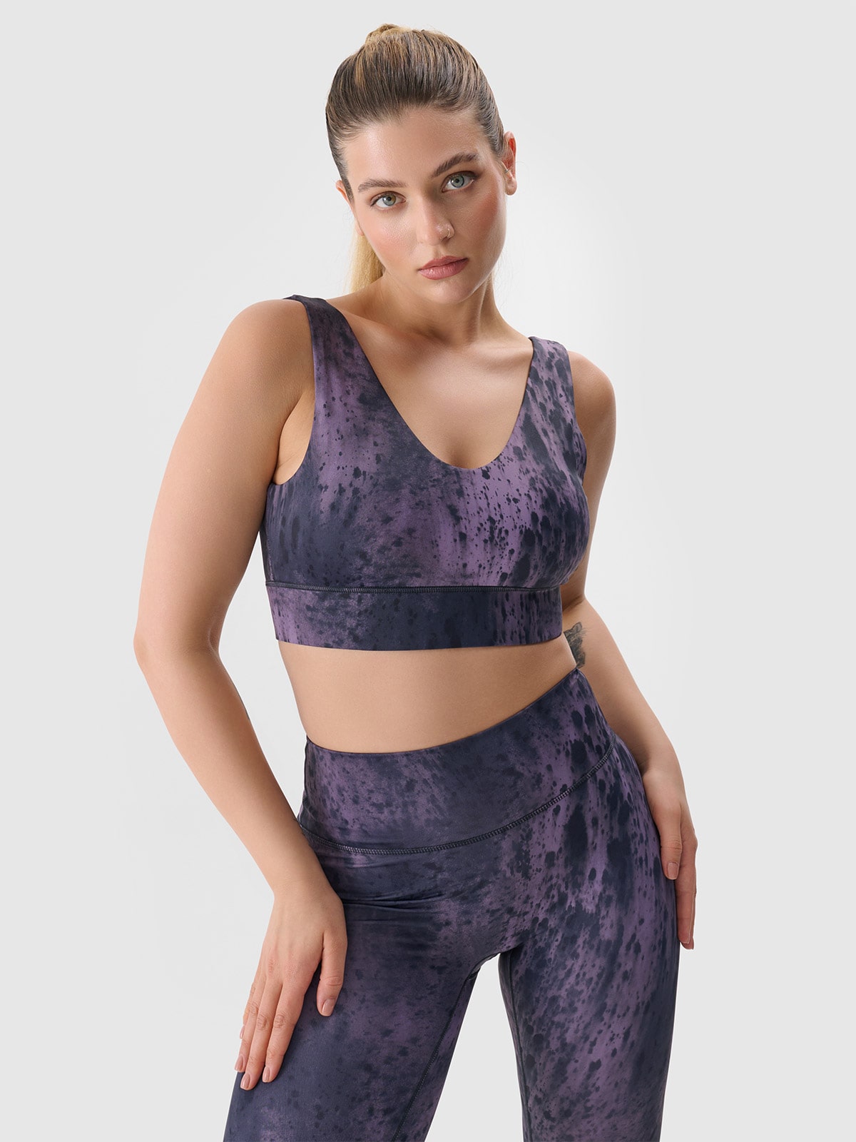 Moteriška liemenėlė jogai su maža parama iš perdirbtos medžiagos - ruda