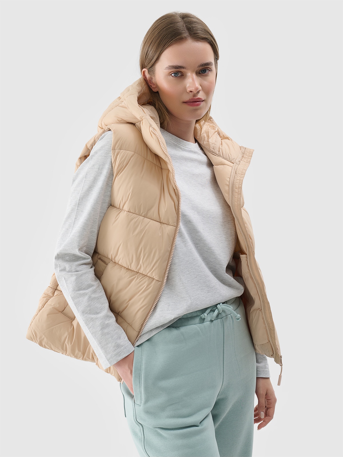 Moteriška berankovė dygsniuota striukė su gobtuvu ir sintetiniu pūkų kamšalu - smėlio spalvos