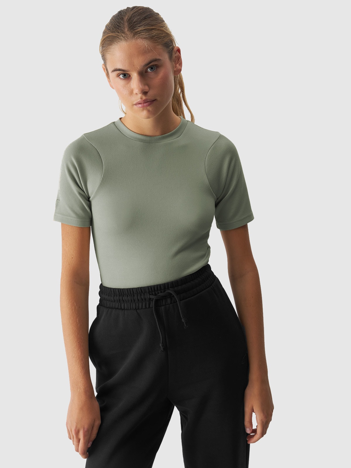 Moteriški T-shirt slim crop - top lygus marškinėliai - khaki spalvos