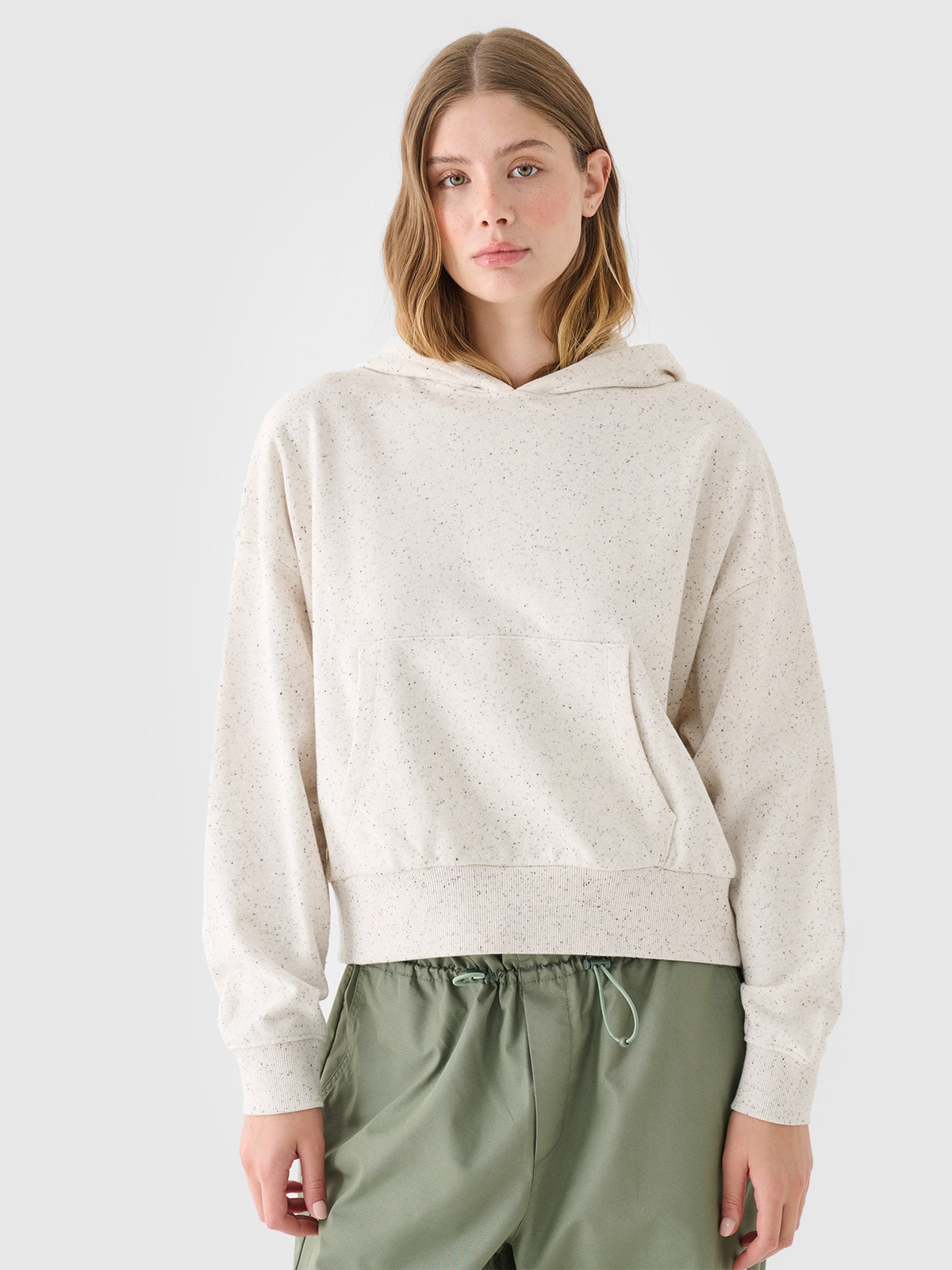 Moteriškas sportinis neatsegamas džemperis su gobtuvu - smėlio spalvos