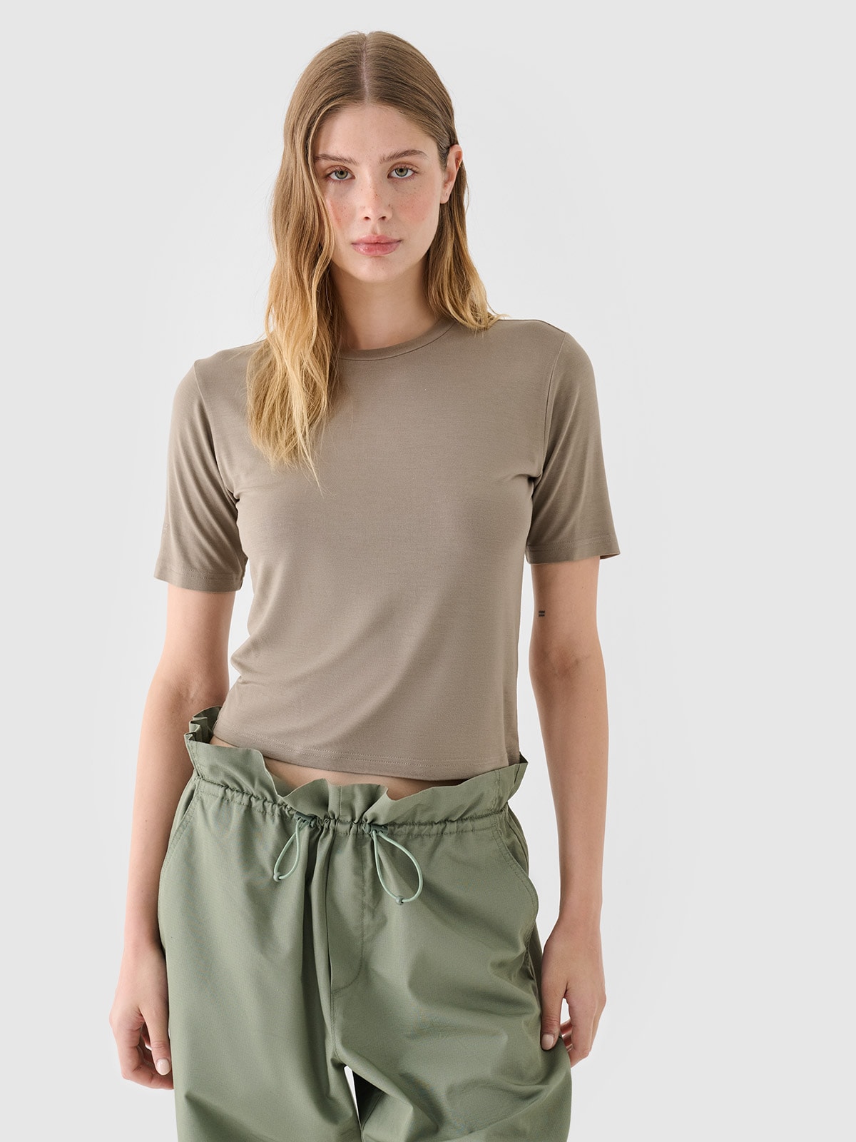 Moteriški T-shirt slim lygus marškinėliai - rudi