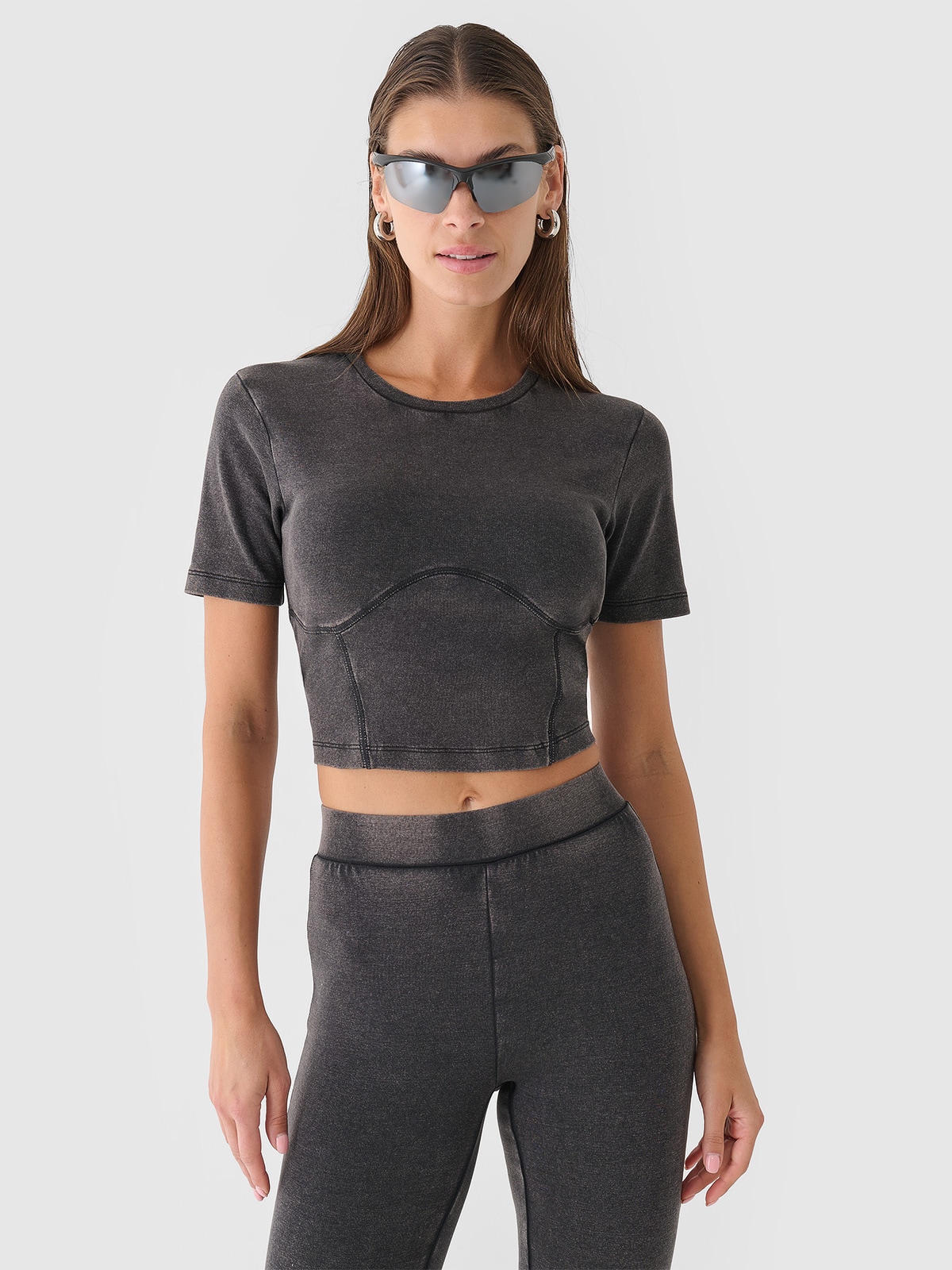 Moteriški crop top slim lygus marškinėliai - juodi