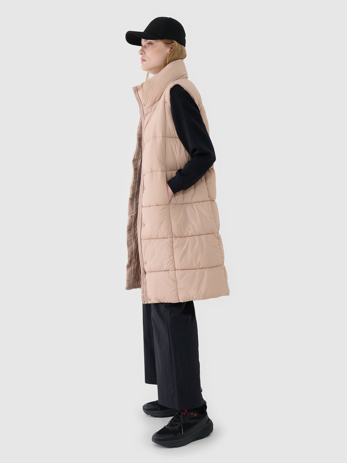 Moteriška ilga berankovė striukė su sintetinių pūkų kamšalu - smėlio spalvos