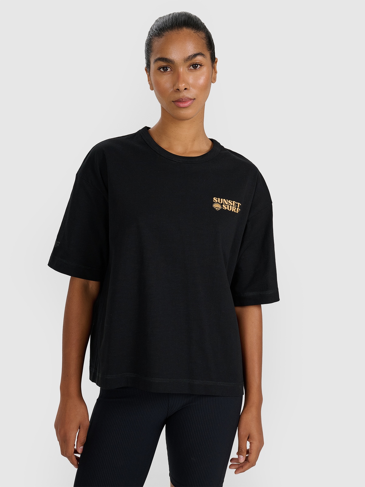 Moteriški T-shirt oversize marškinėliai su spauda - juodas