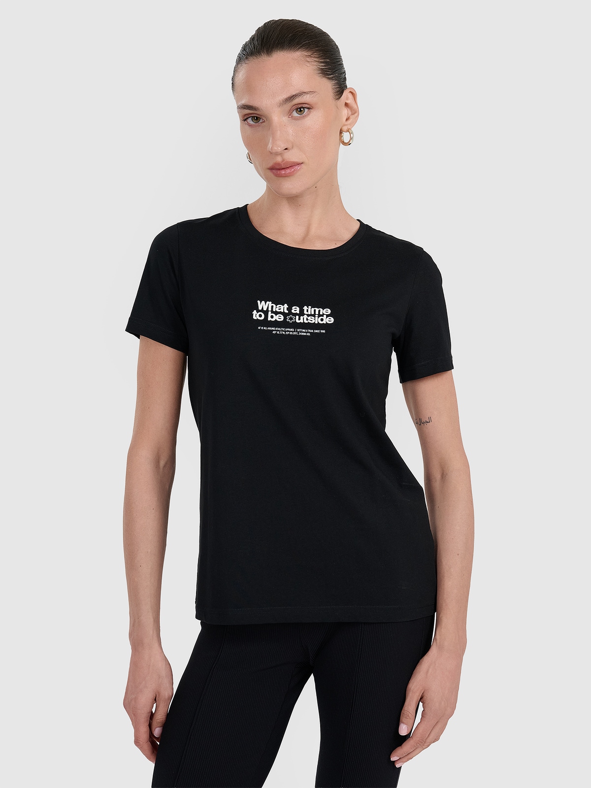 Moteriški T-shirt regular marškinėliai su grafika - juodi