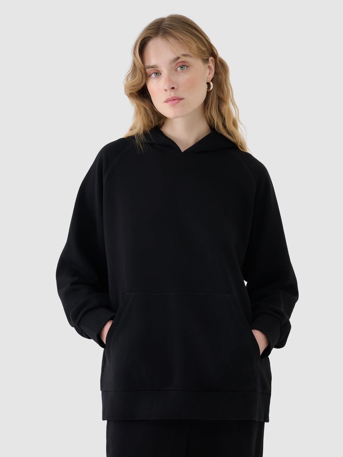 Moteriškas sportinis neatsegamas džemperis su gobtuvu - juodas