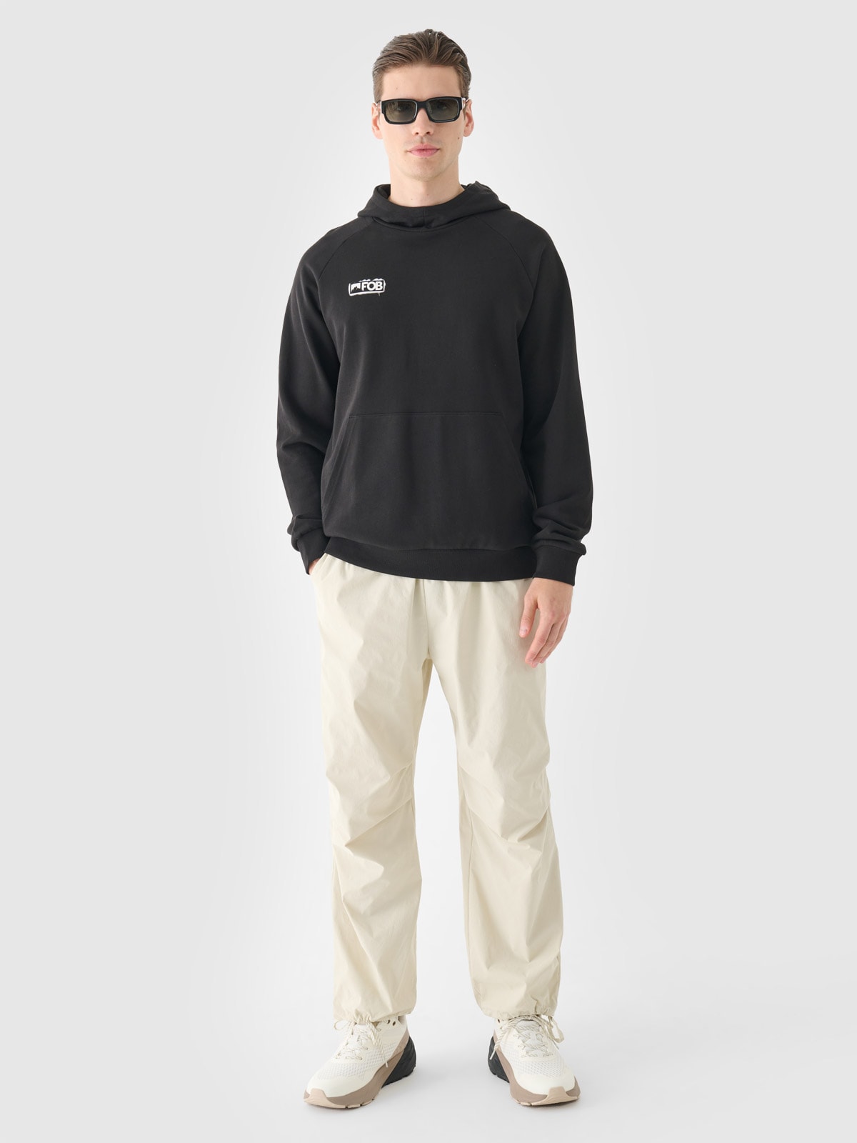 Vyriškas sportinis neatsegamas džemperis su gobtuvu - juodas