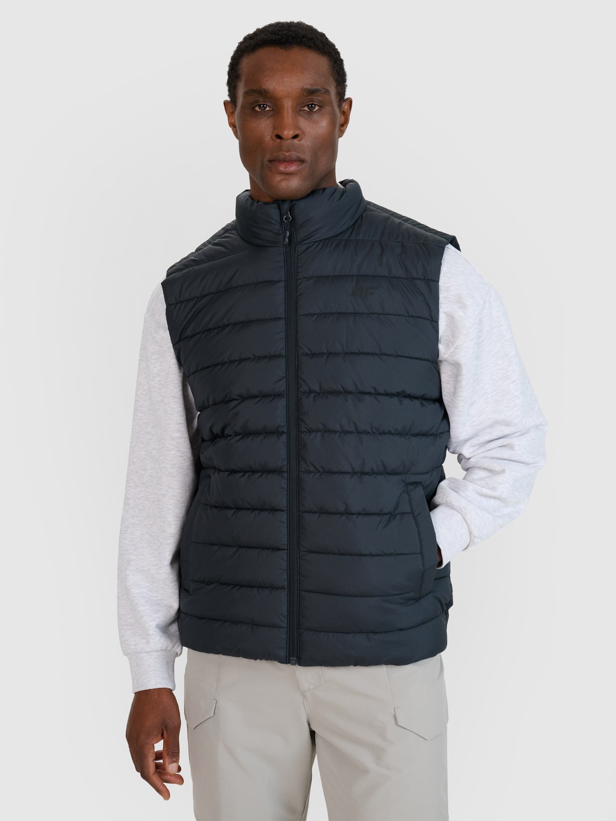 Vyriška pūkinė berankovė striukė su sintetinių pūkų kamšalu - juoda