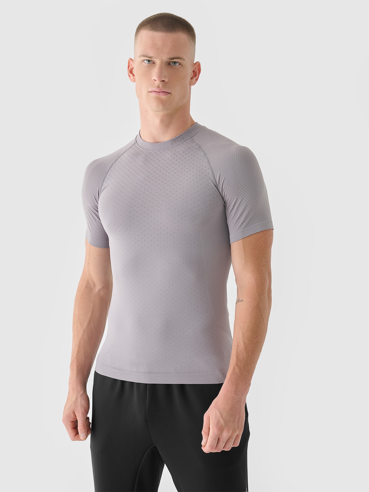 Vyriški sportiniai greitai džiūstantys besiūliai marškinėliai 4F x Robert Lewandowski - pilki