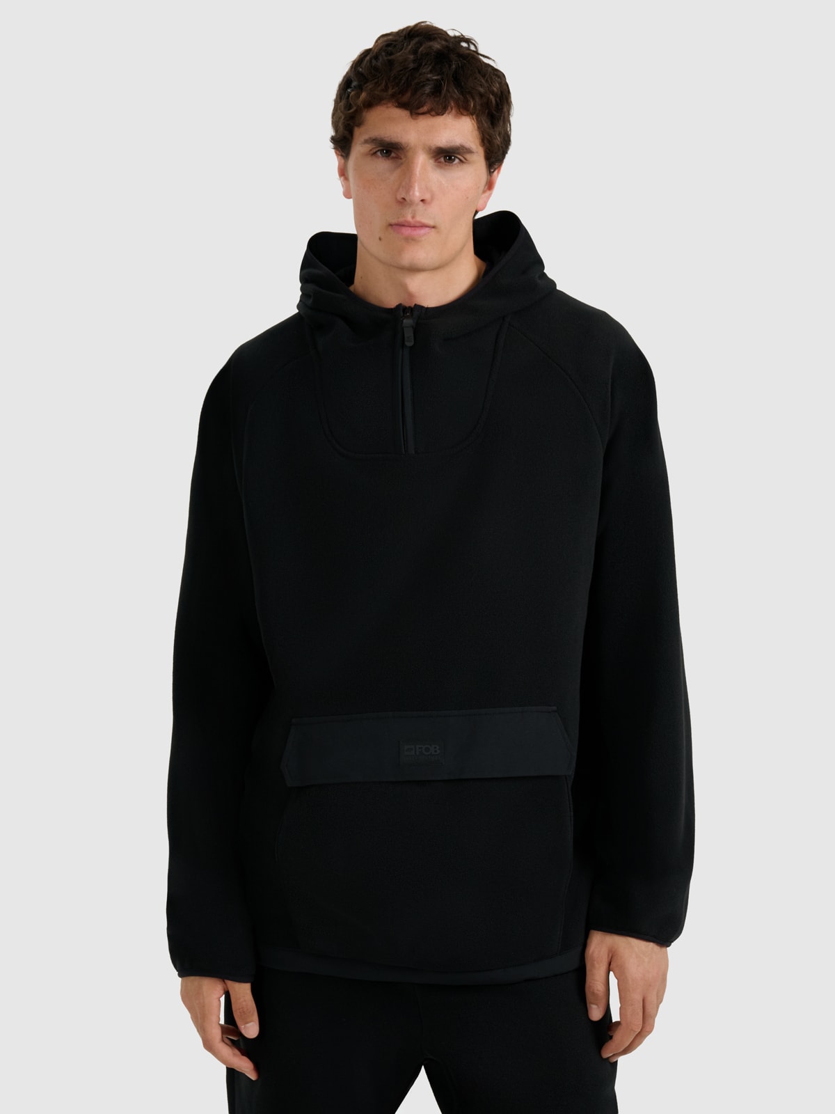 Vyriškas regular flisas su gobtuvu - juodas