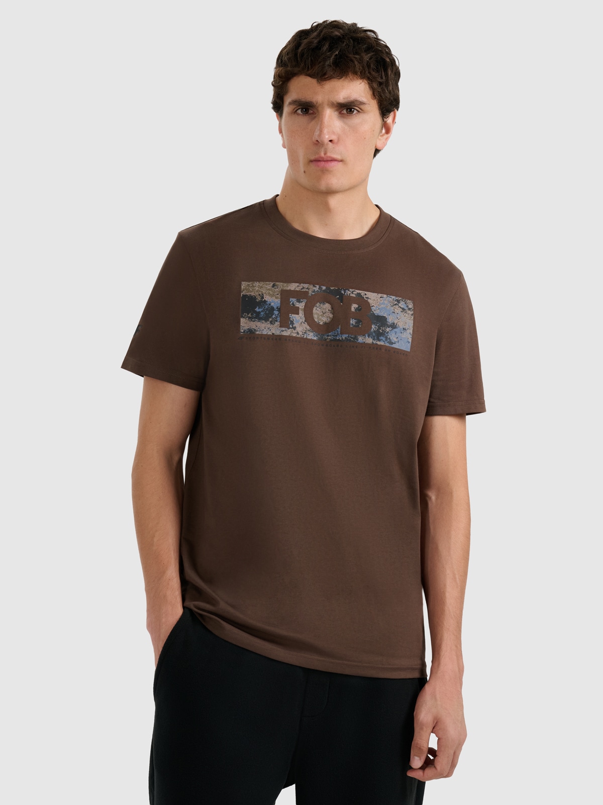 Vyriški T-shirt regular marškinėliai su spauda - rudi