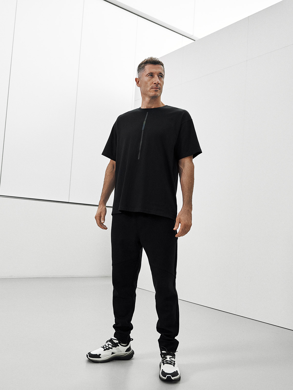 Vyriški T-shirt loose marškinėliai su spauda 4F x Robert Lewandowski - juodi