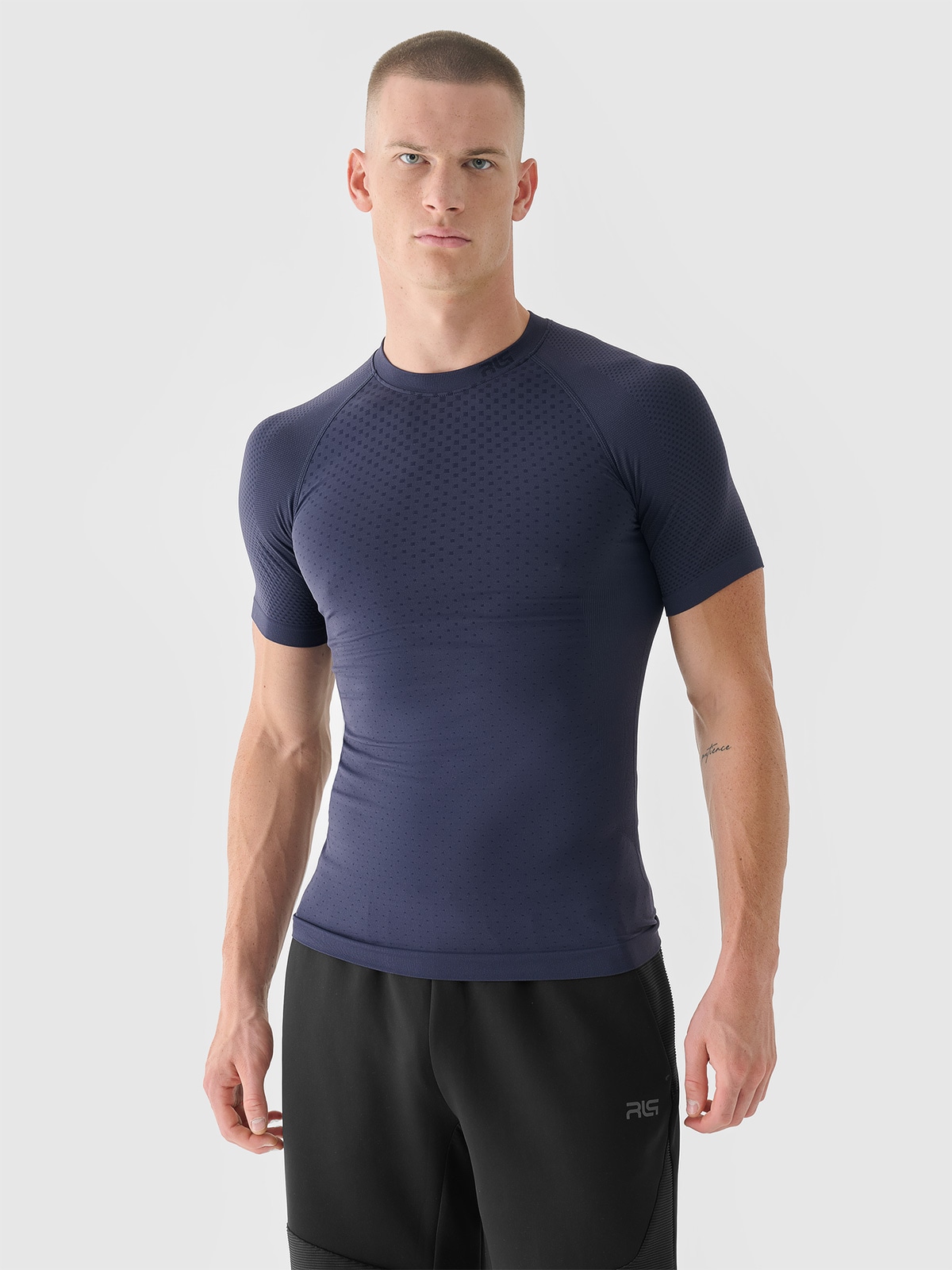 Vyriški sportiniai greitai džiūstantys besiūliai marškinėliai 4F x Robert Lewandowski - pilki