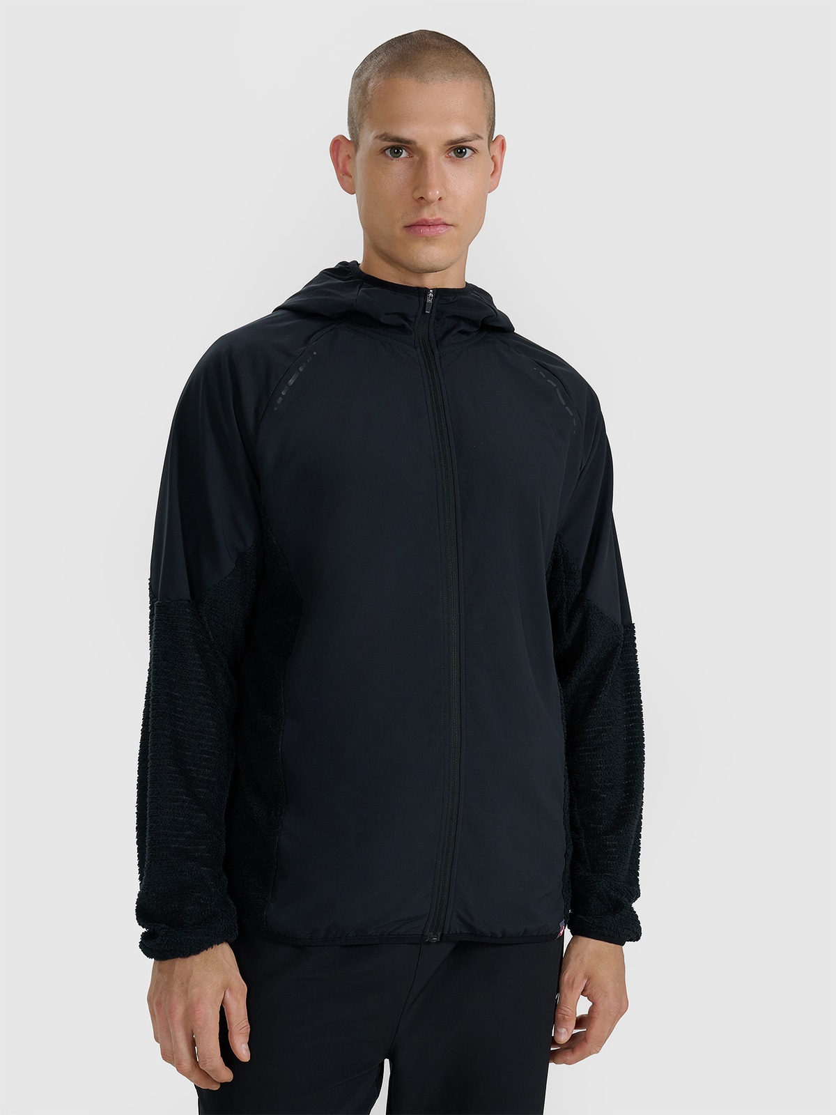 Vyriškas bėgimo teritorijoje PrimaLoft Active džemperis - juodas