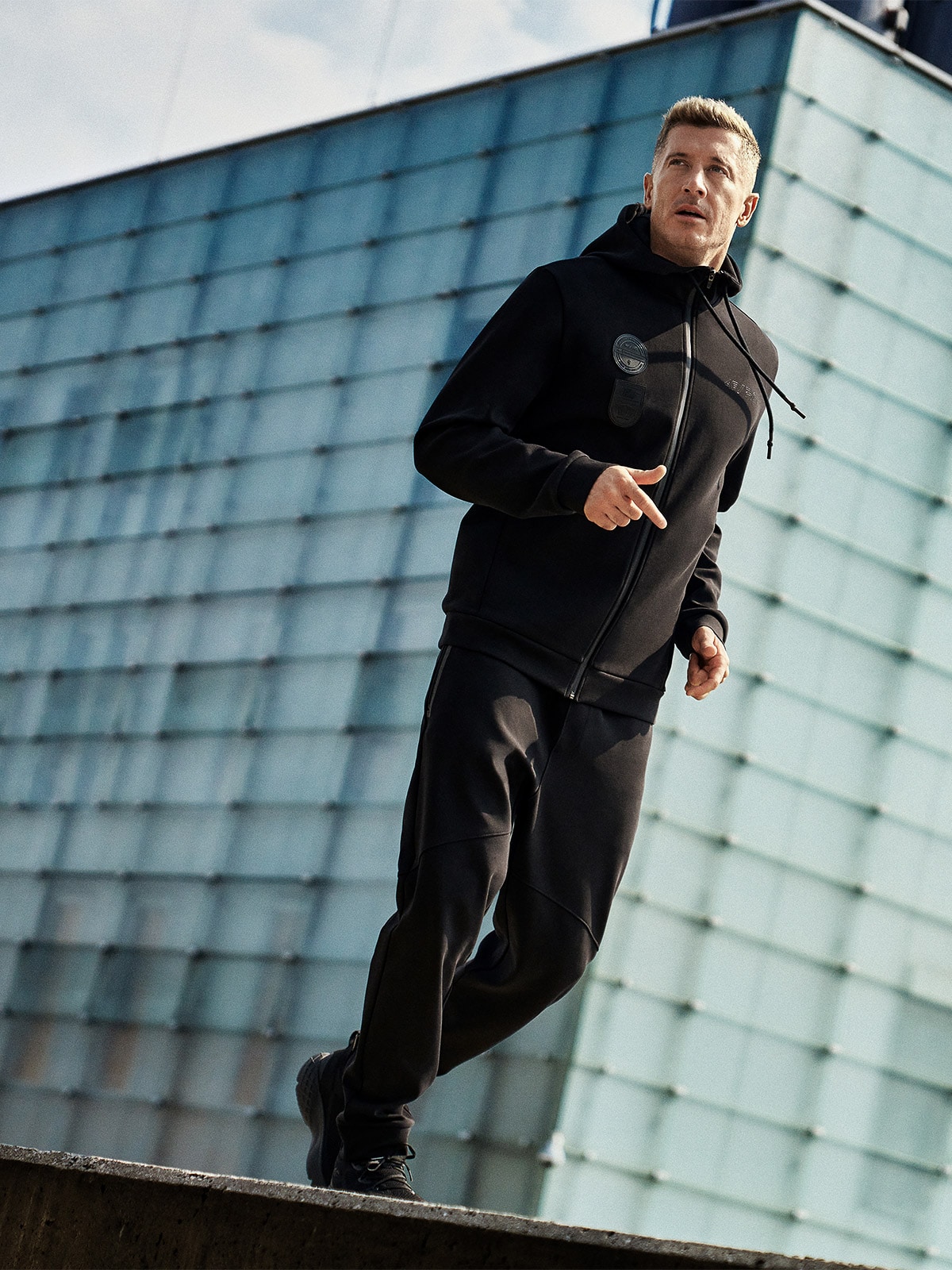 Vyriškas sportinis regular džemperis su gobtuvu 4F x Robert Lewandowski - juodas