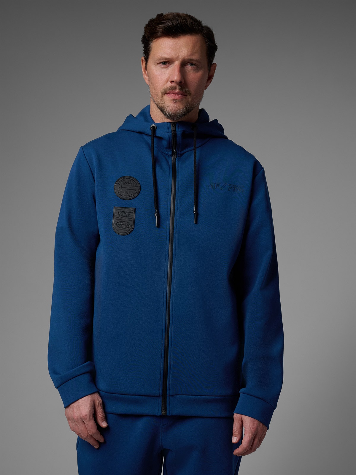 Vyriškas sportinis regular džemperis su gobtuvu 4F x Robert Lewandowski- tamsiai mėlynas