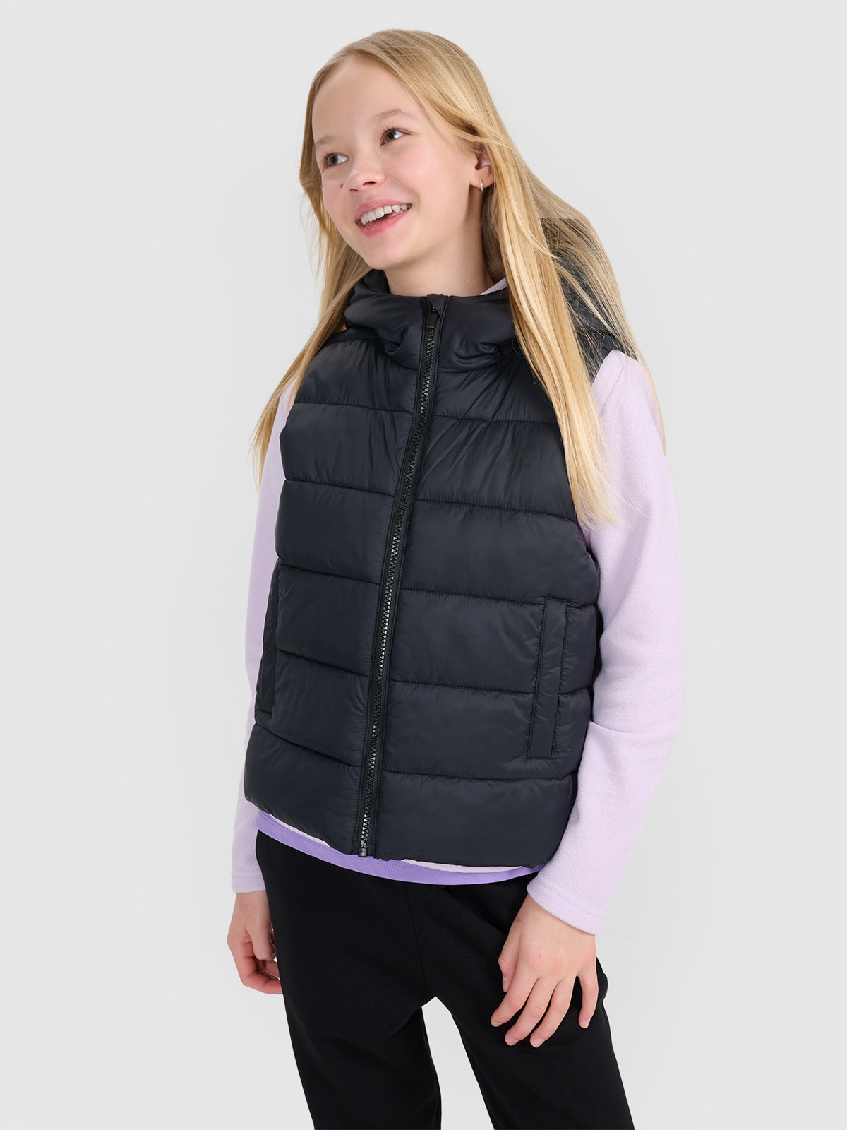 Berankovė striukė su sintetinių pūkų kamšalu mergaitėms - juoda