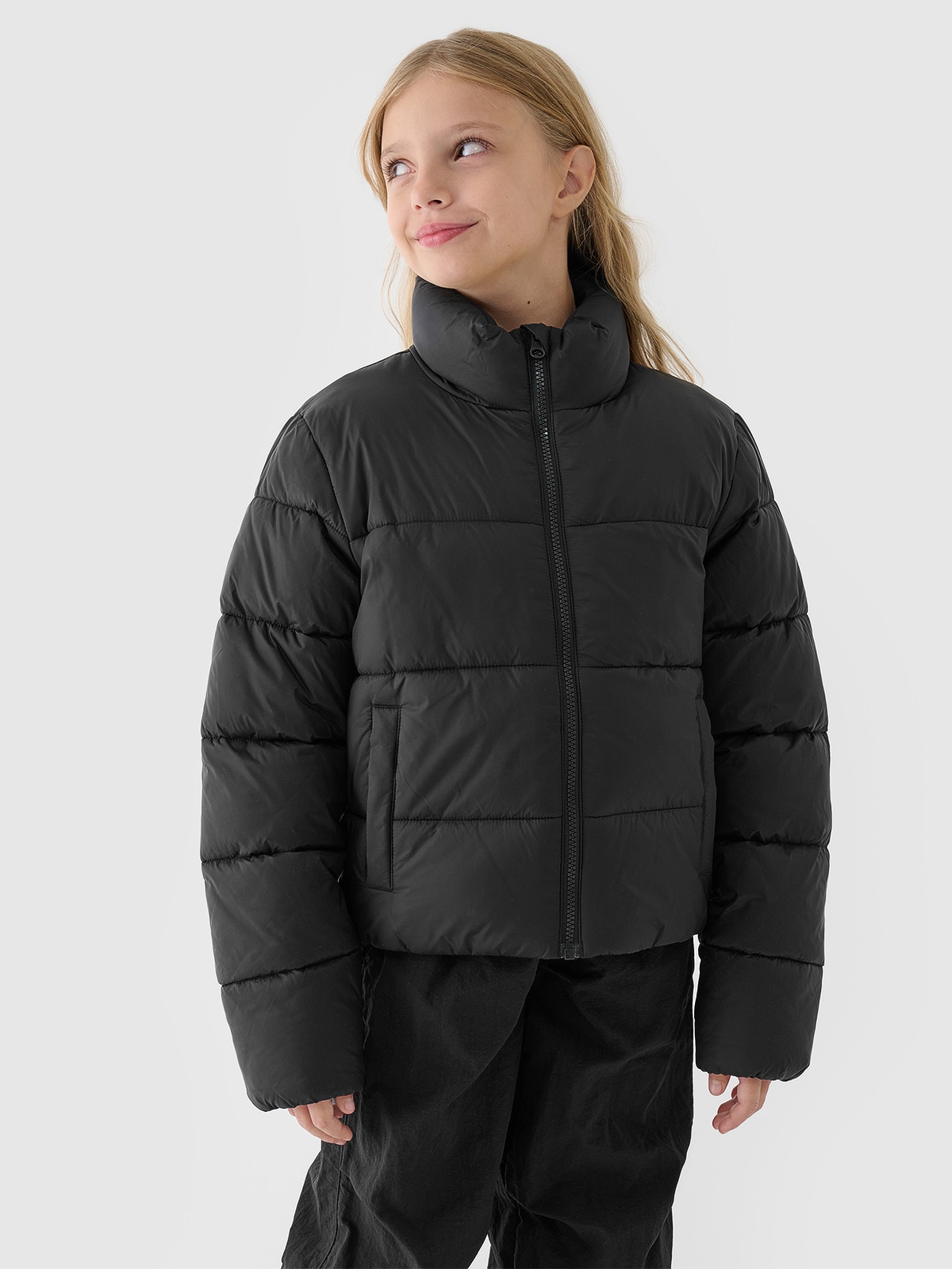 Vaikiška striukė su sintetinių pūkų kamšalu - juoda