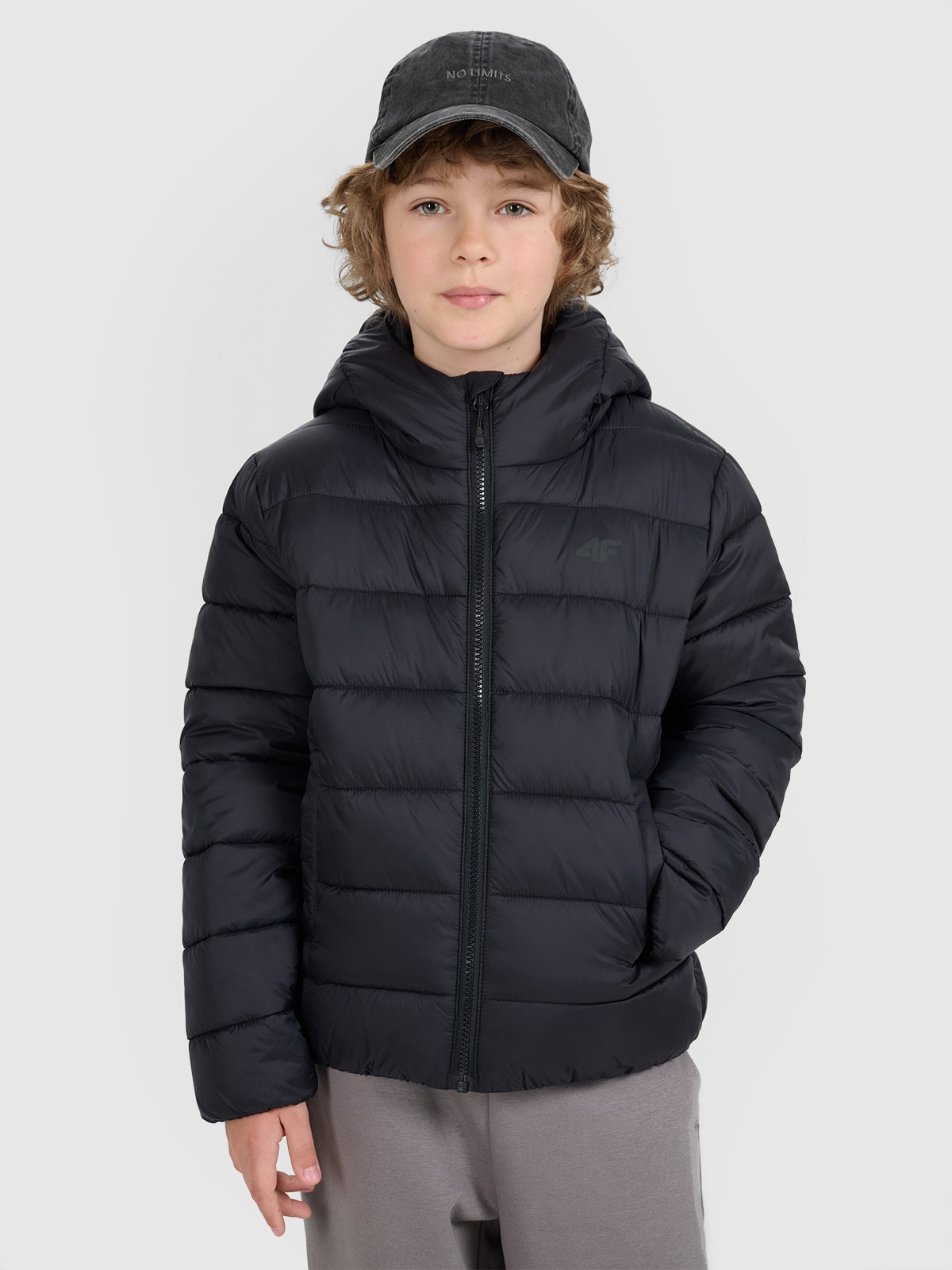 Vaikiška striukė su sintetinių pūkų kamšalu - juoda