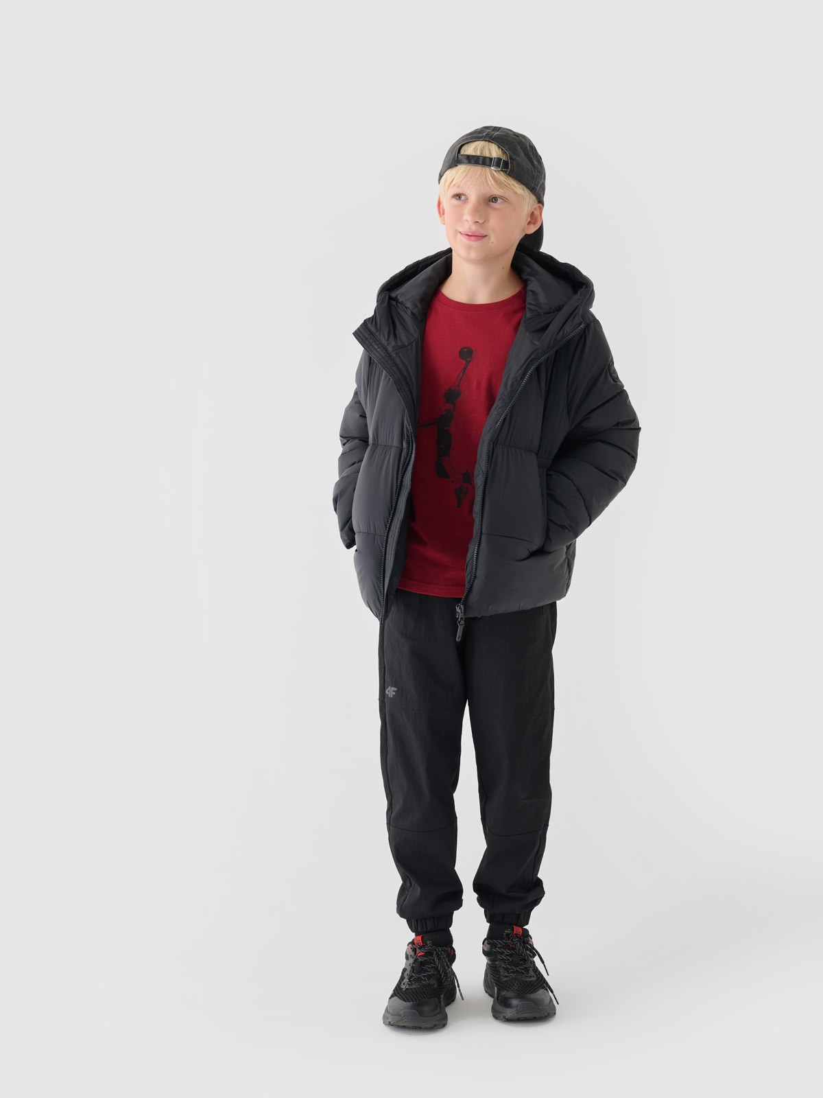 Striukė su sintetinių pūkų kamšalu berniukams - juoda