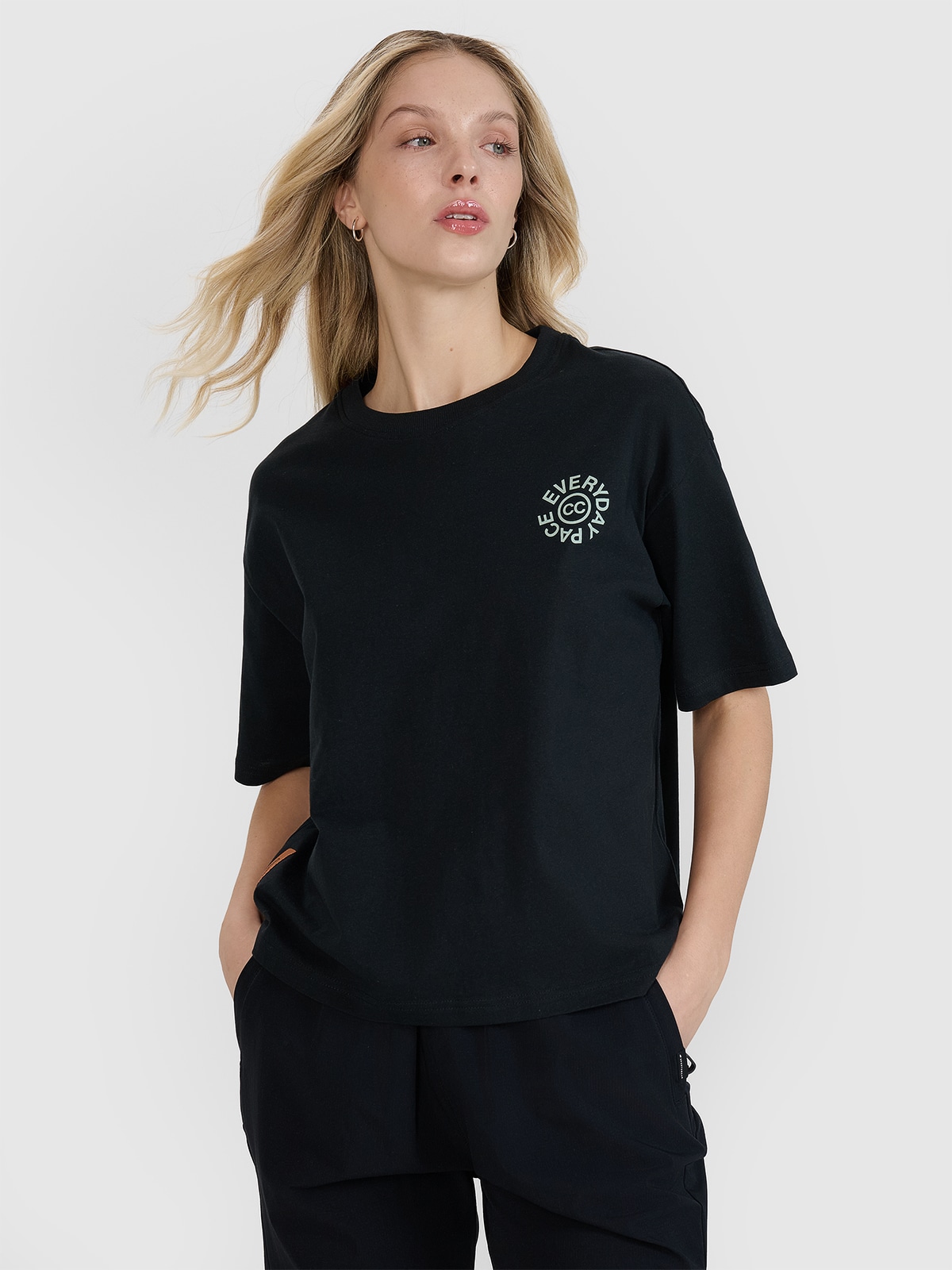 Moteriški T-shirt oversize marškinėliai su grafika - juodi