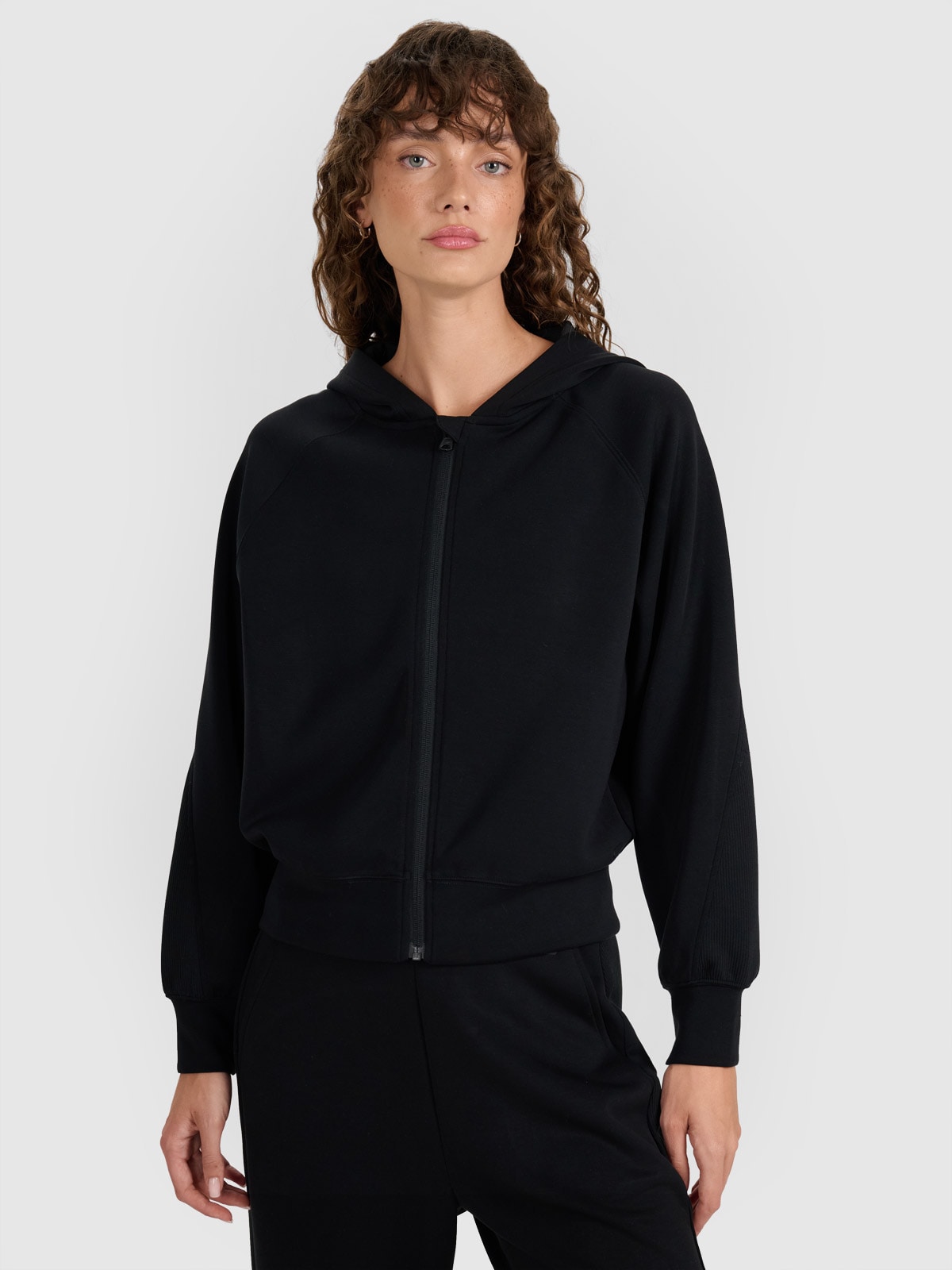 Moteriškas sportinis atsegamas džemperis su modalio priemaiša - juodas