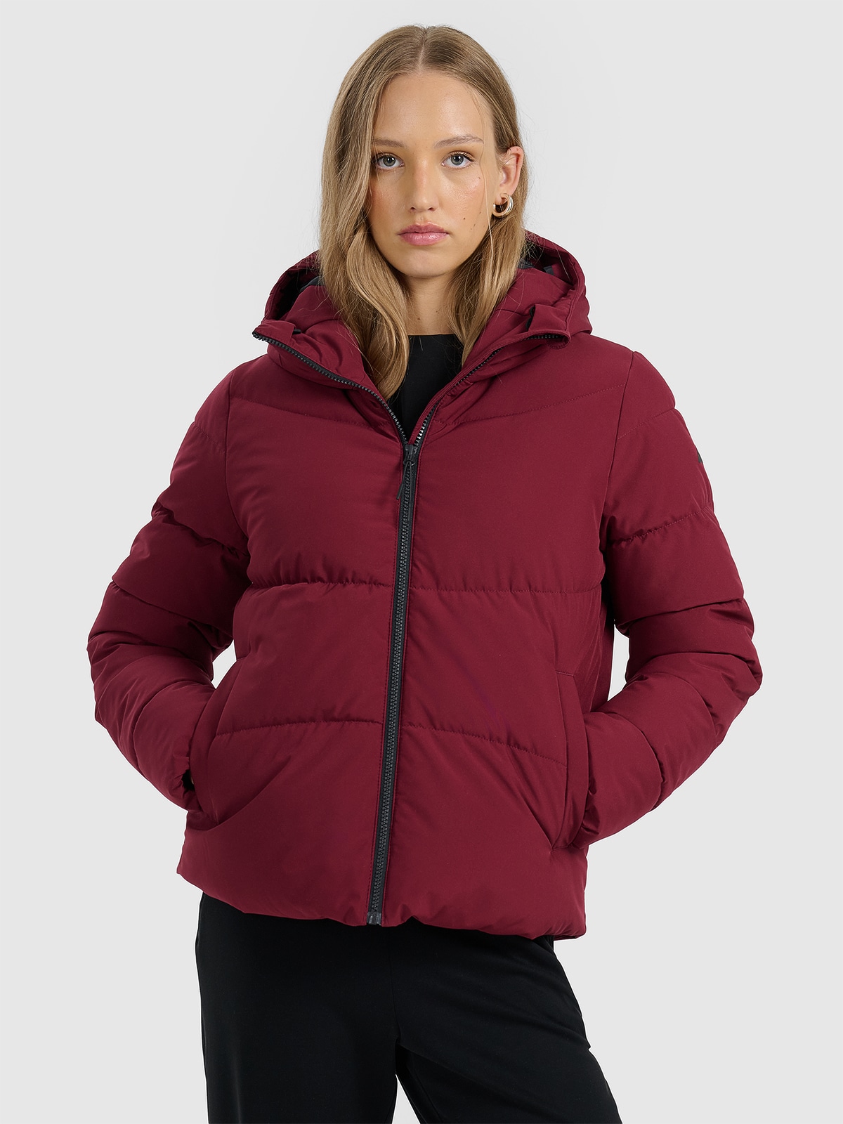 Moteriška striukė su sintetiniu kamšalu - raudona