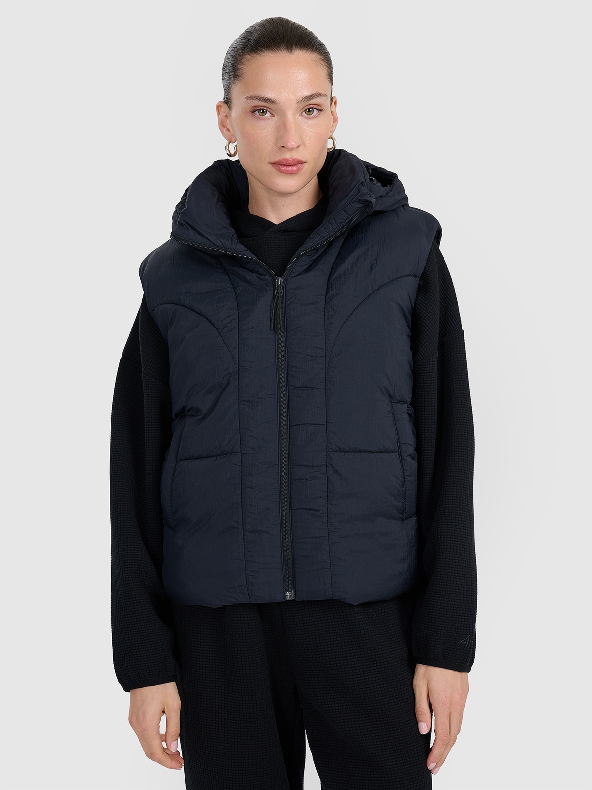 Moteriška berankovė striukė su sintetinių pūkų kamšalu - juoda