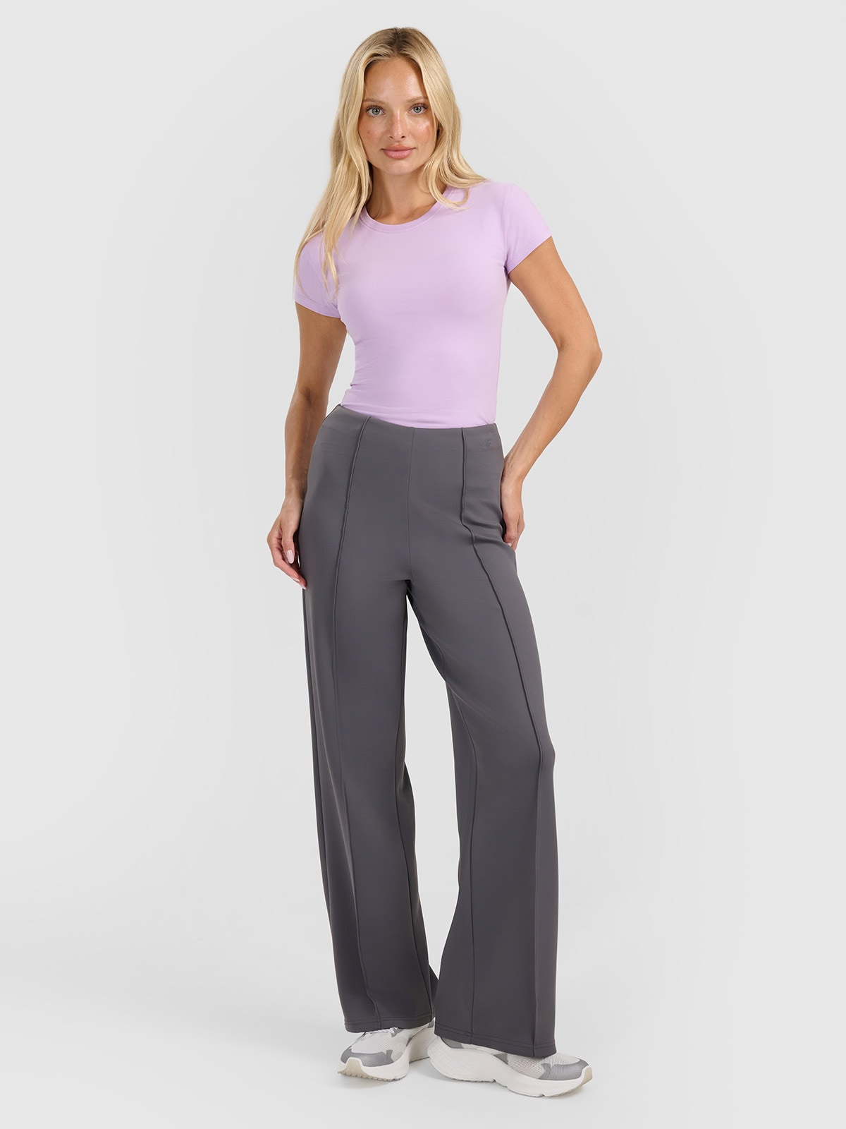 Moteriškos sportinės kelnės su lygiomis klešnėmis - pilkos