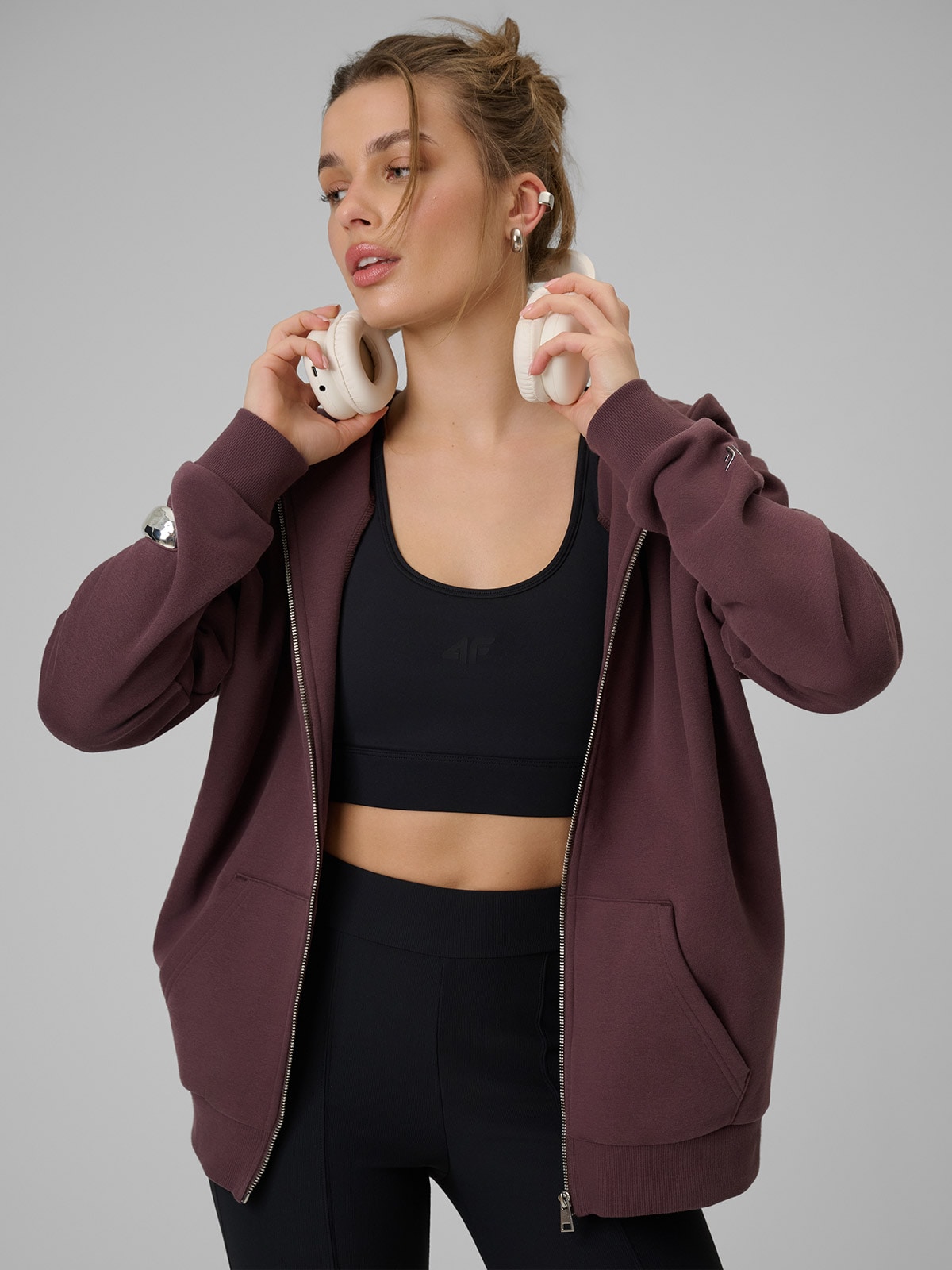 Moteriškas sportinis atsegamas džemperis su gobtuvu - rudas