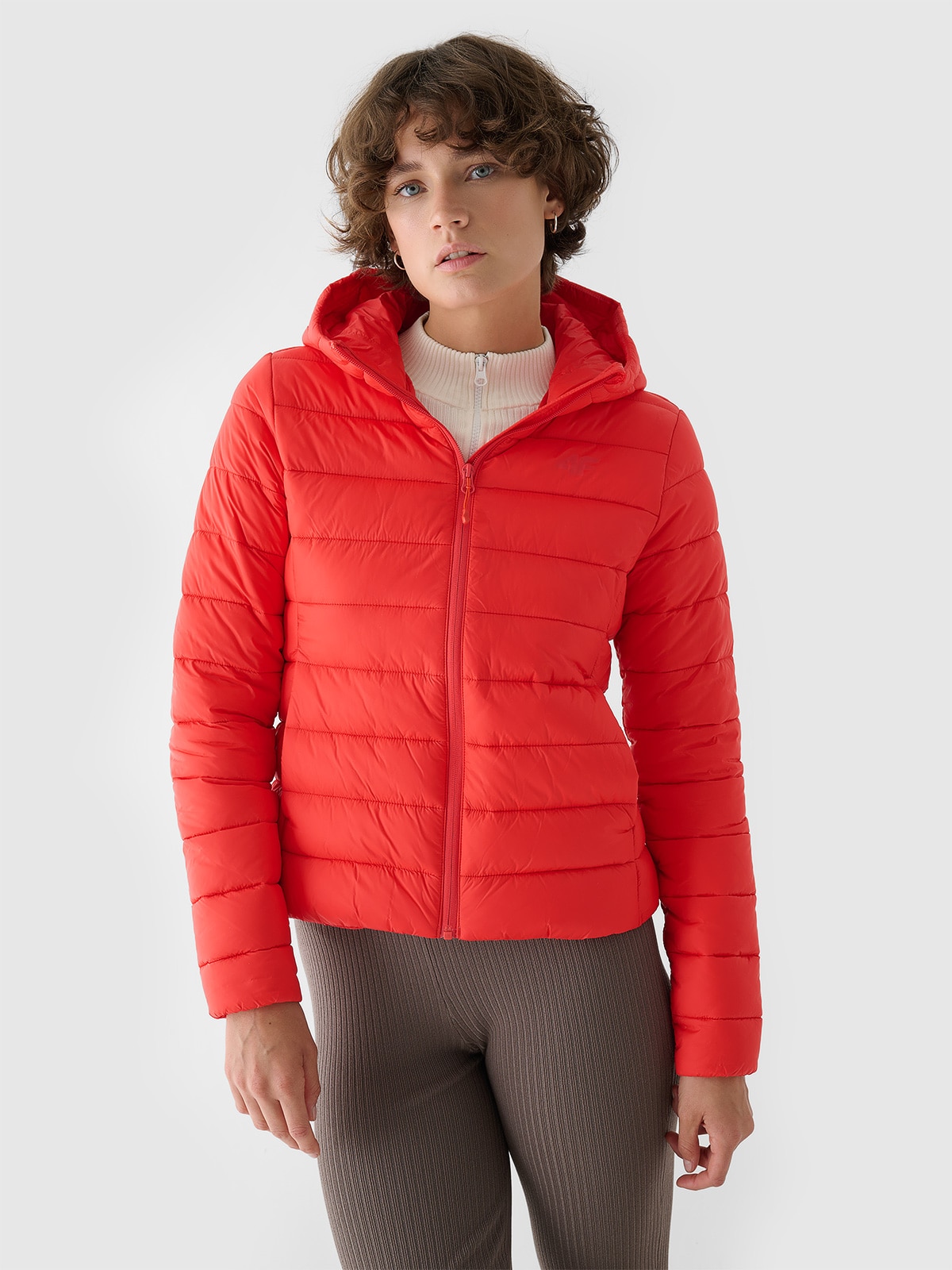 Moteriška striukė su sintetiniu pūkų kamšalu iš perdirbimo - koralų spalvos