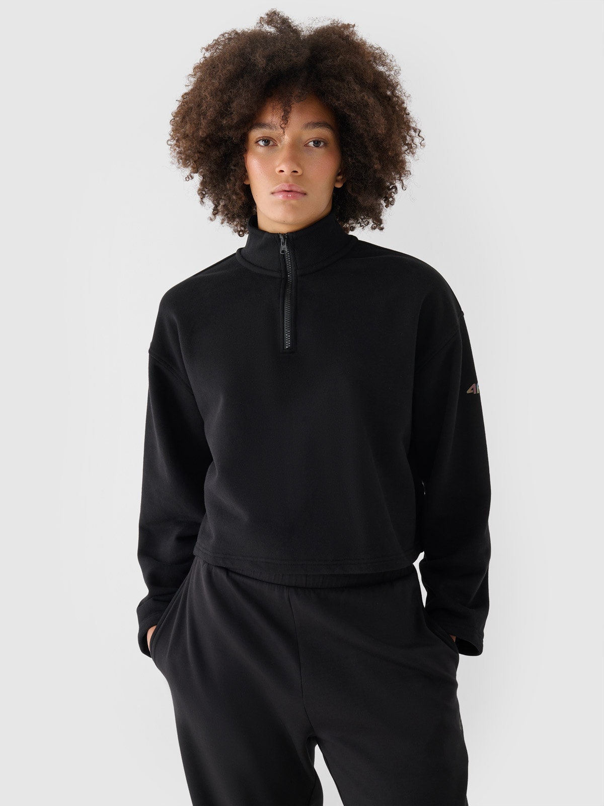 Moteriškas cropped neatsegamas džemperis be gobtuvo - juodas