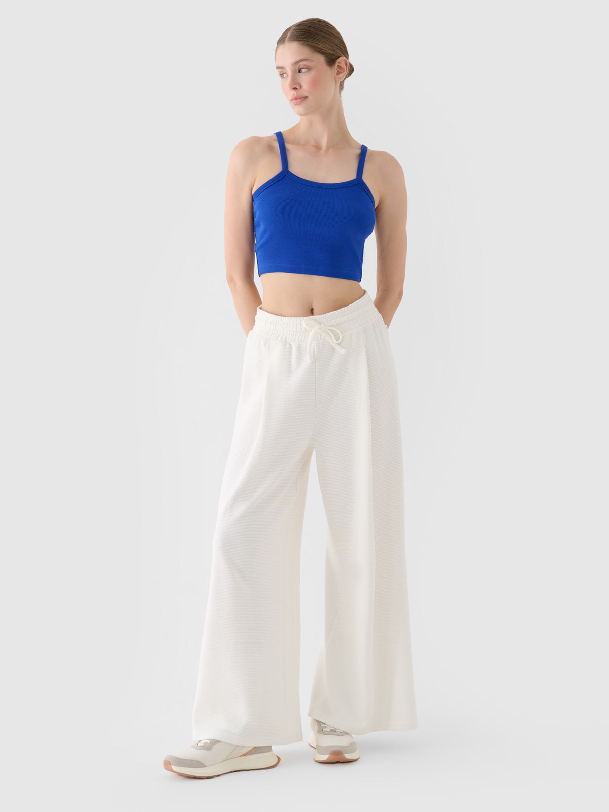 Moteriškos sportinės kelnės su plačiomis klešnėmis - baltos