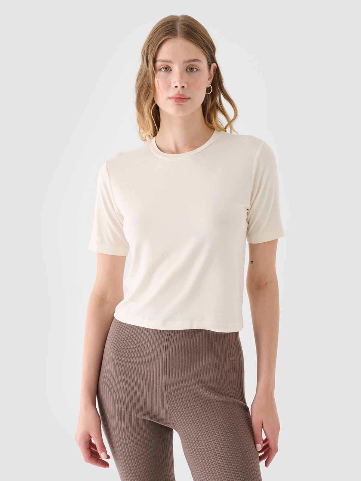 Moteriški T-shirt slim lygus marškinėliai - balti