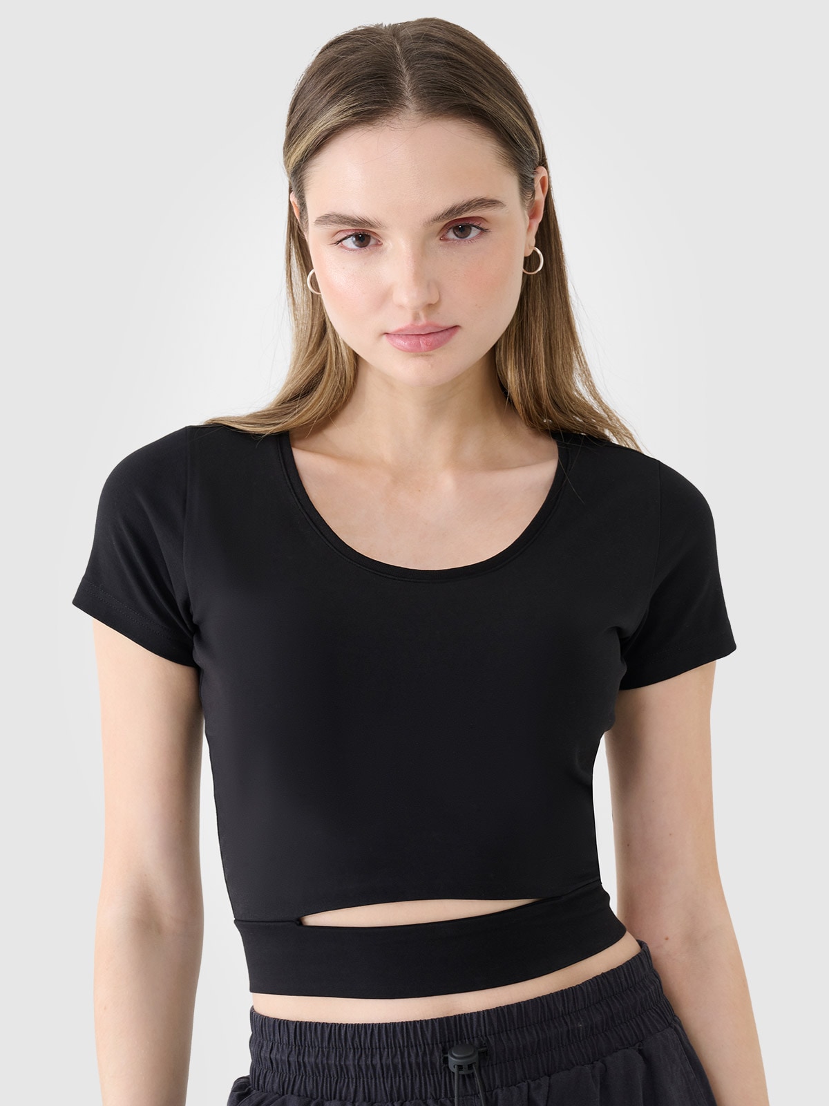 Moteriški T-shirt crop top lygus marškinėliai - juodi