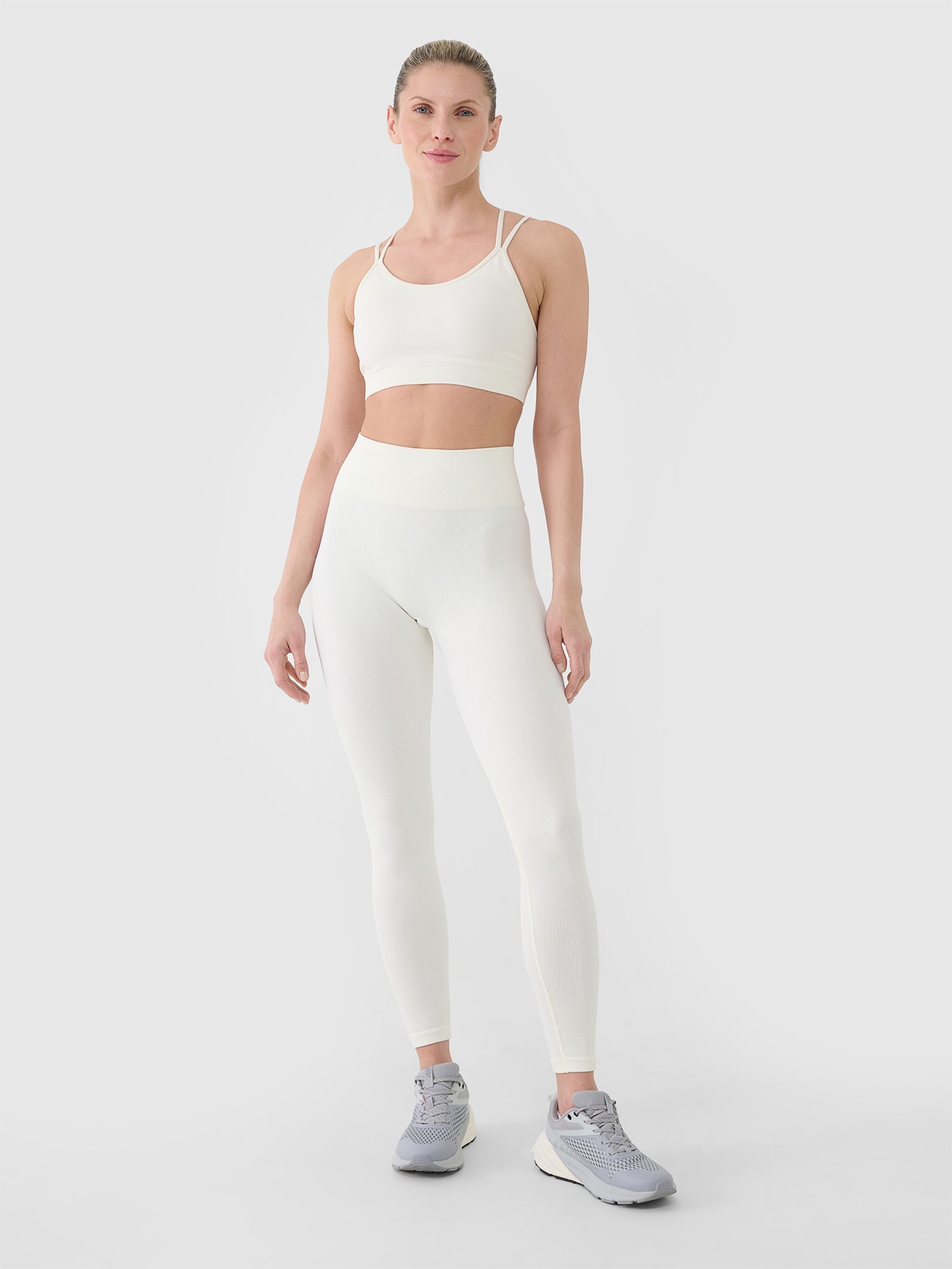 Moteriški besiūliai treniruočių šortai - balti