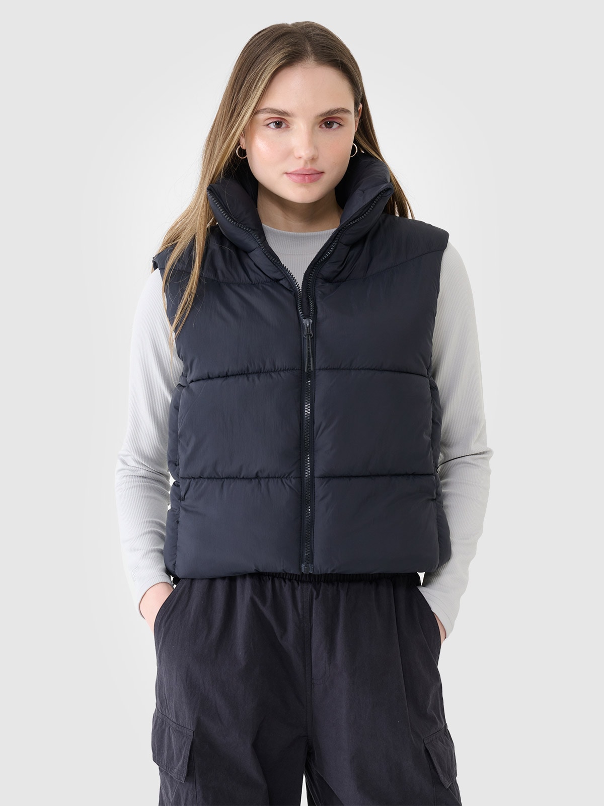 Moteriška cropped berankovė striukė su sintetinių pūkų kamšalu - juoda