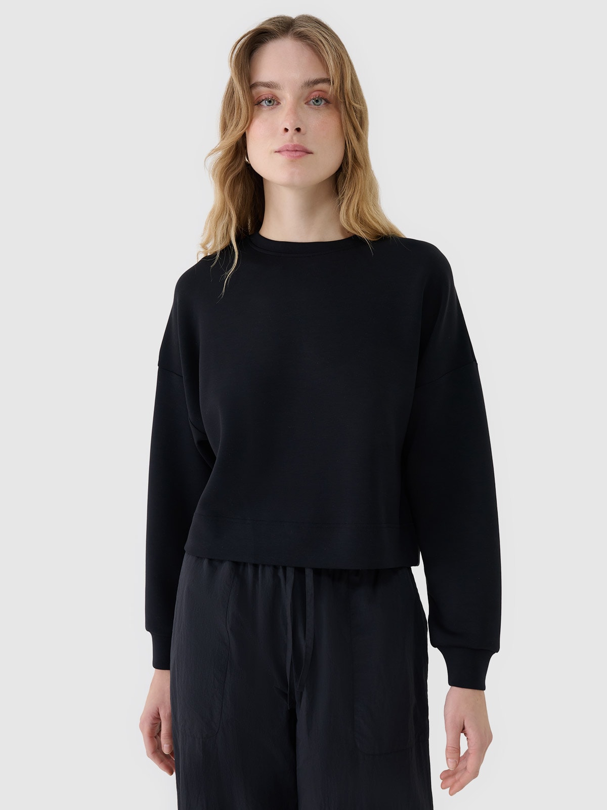 Moteriškas sportinis neatsegamas džemperis su modalio priemaiša - juodas