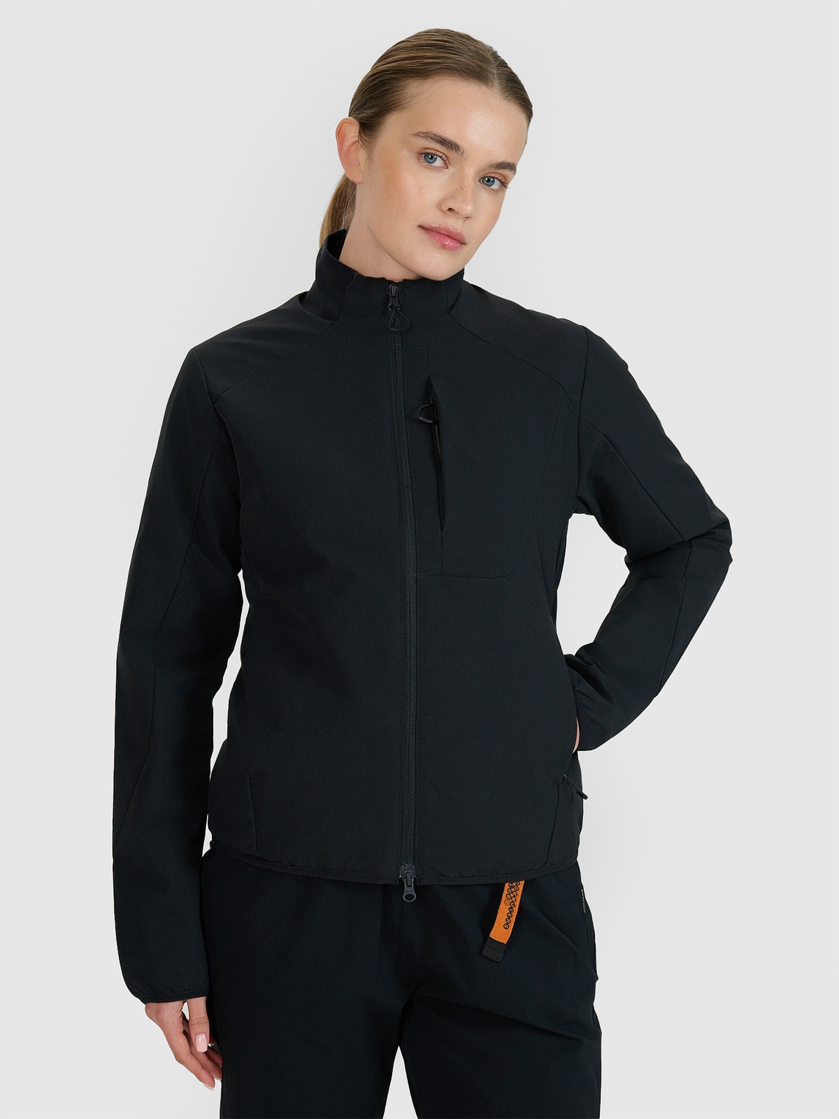 Moteriška pereinamojo laikotarpio striukė su sintetiniu kamšalu - juoda 