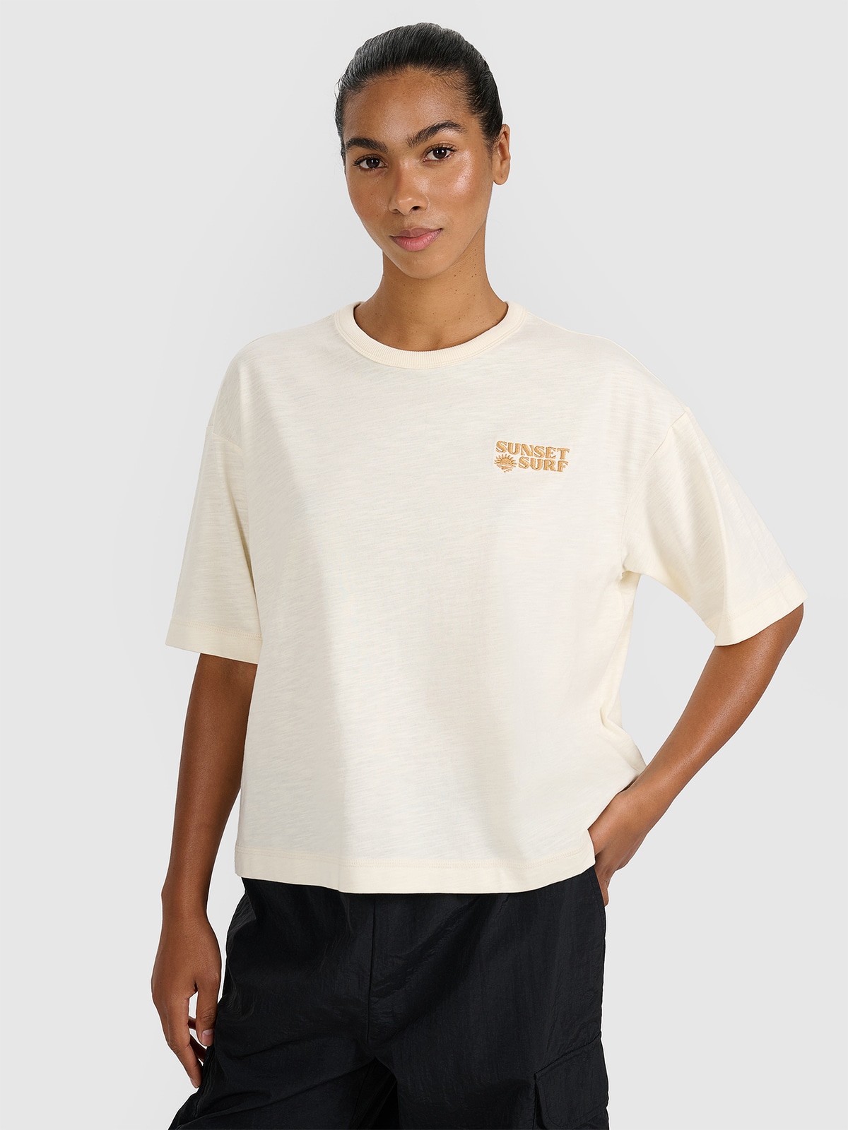 Moteriški T-shirt oversize marškinėliai su spauda - smėlio