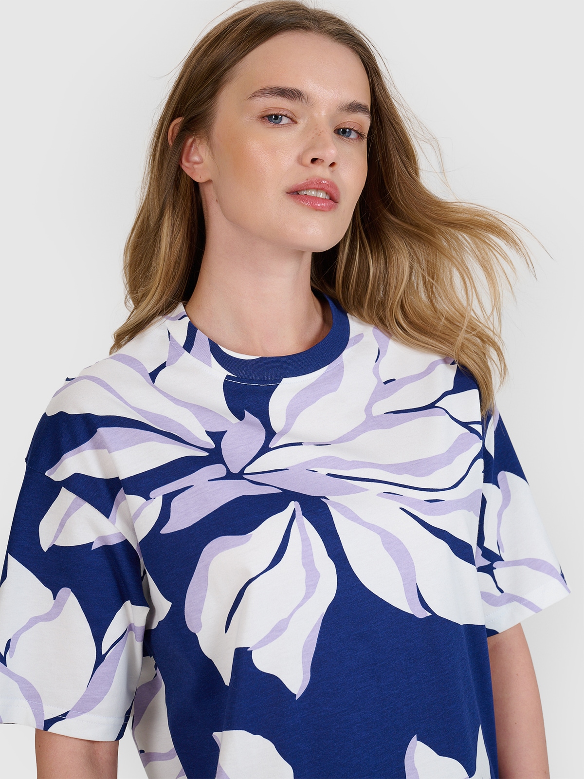 Moteriški T-shirt oversize marškinėliai su spauda - daugiaspalviai