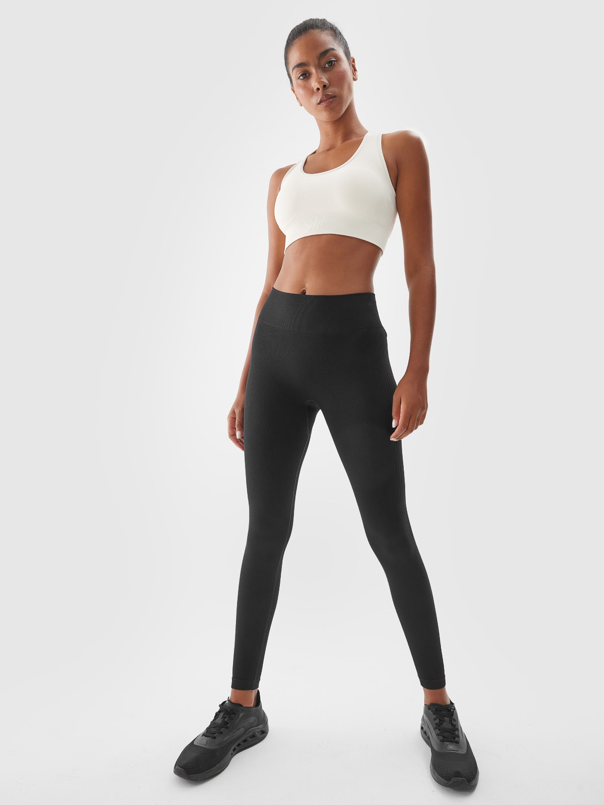 Moteriškos besiūlės treniruočių tamprės su aukštu liemeniu - juodos