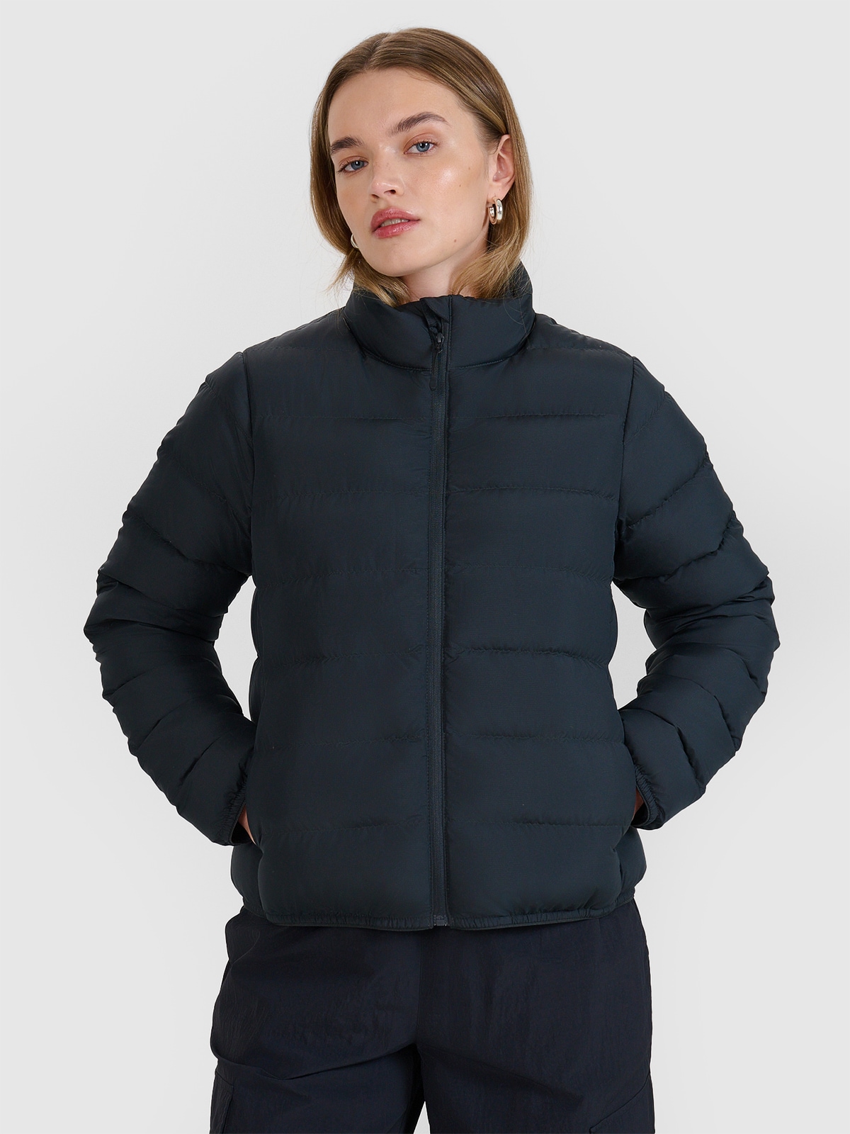 Moteriška striukė su natūralių pūkų kamšalu - juoda