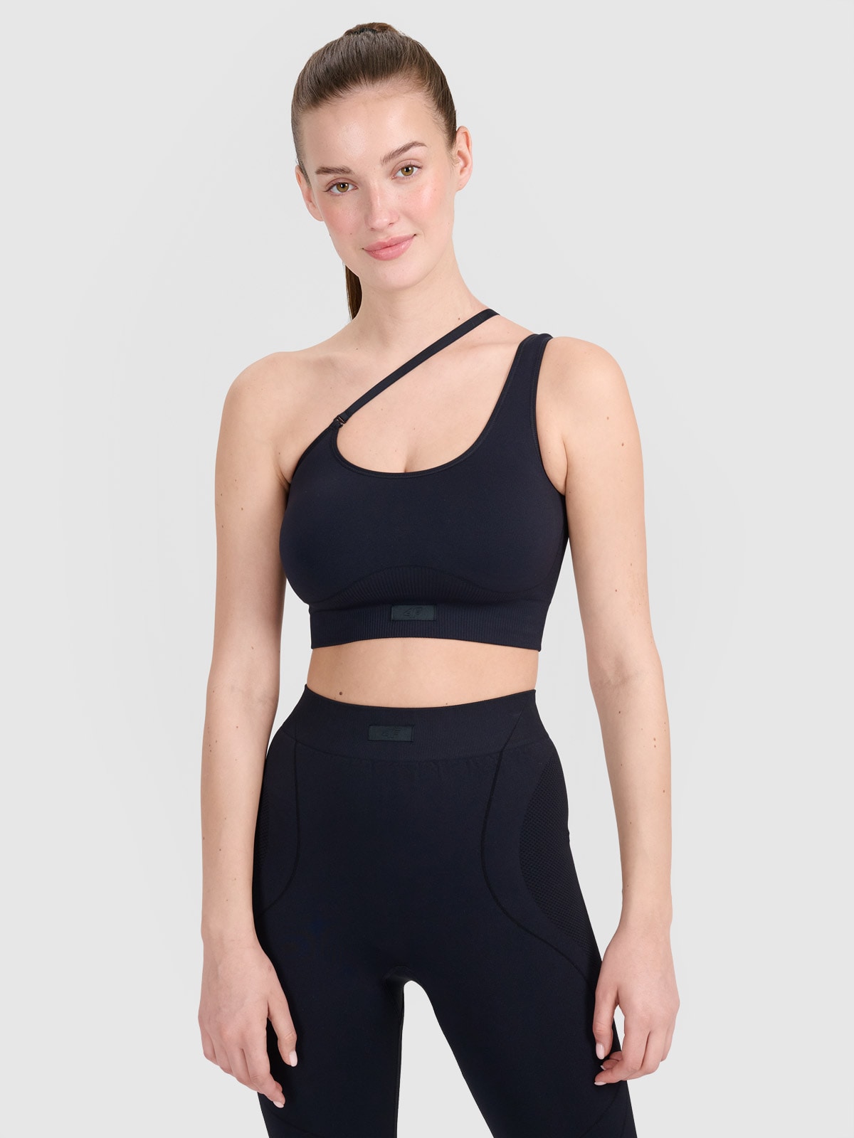 Treniruočių liemenėlė su asimetriška petnešėle - juoda