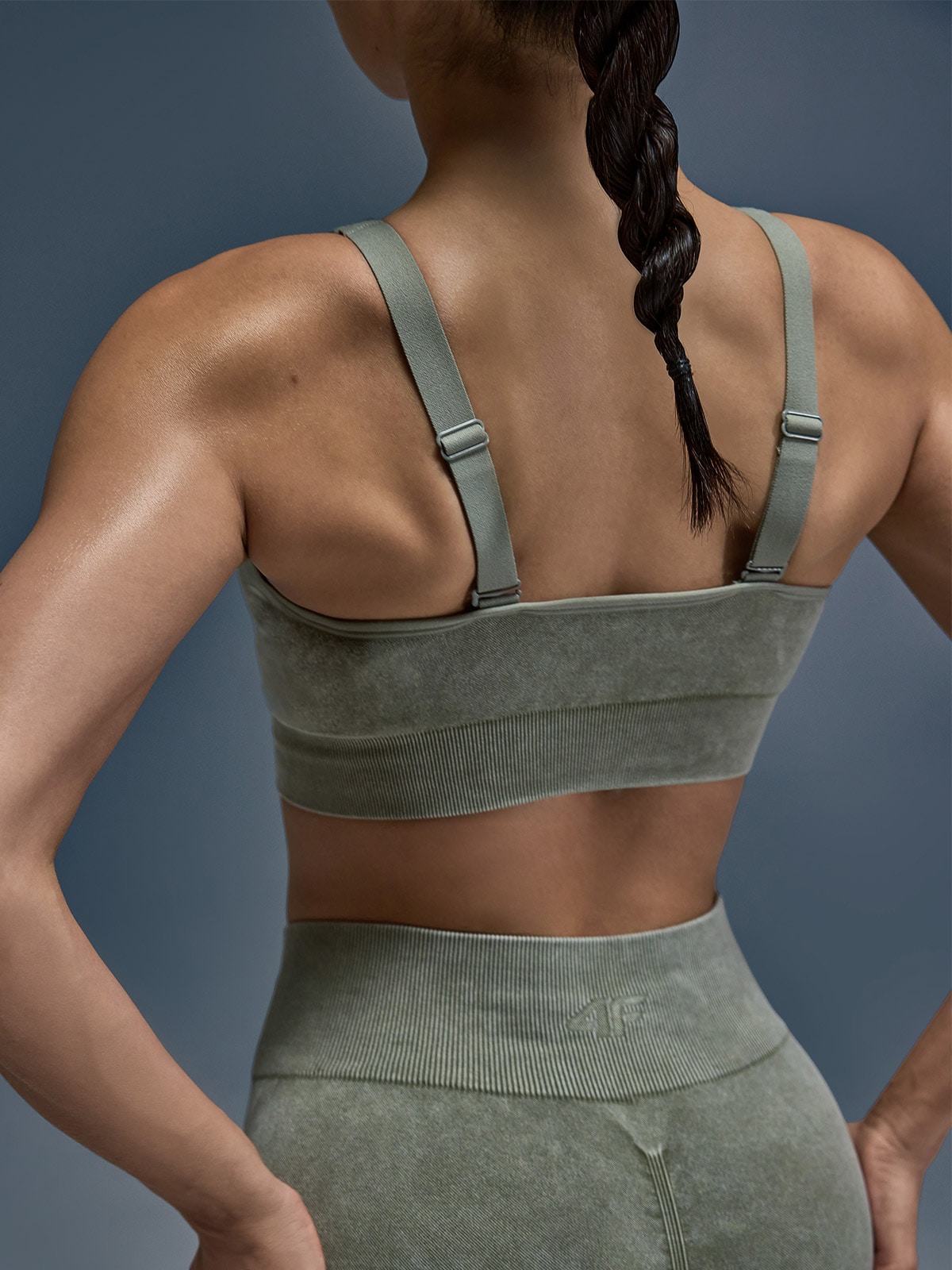 Moteriška liemenėlė užtikrinanti vidutinę paramą jogai ir pilatesui - žalias