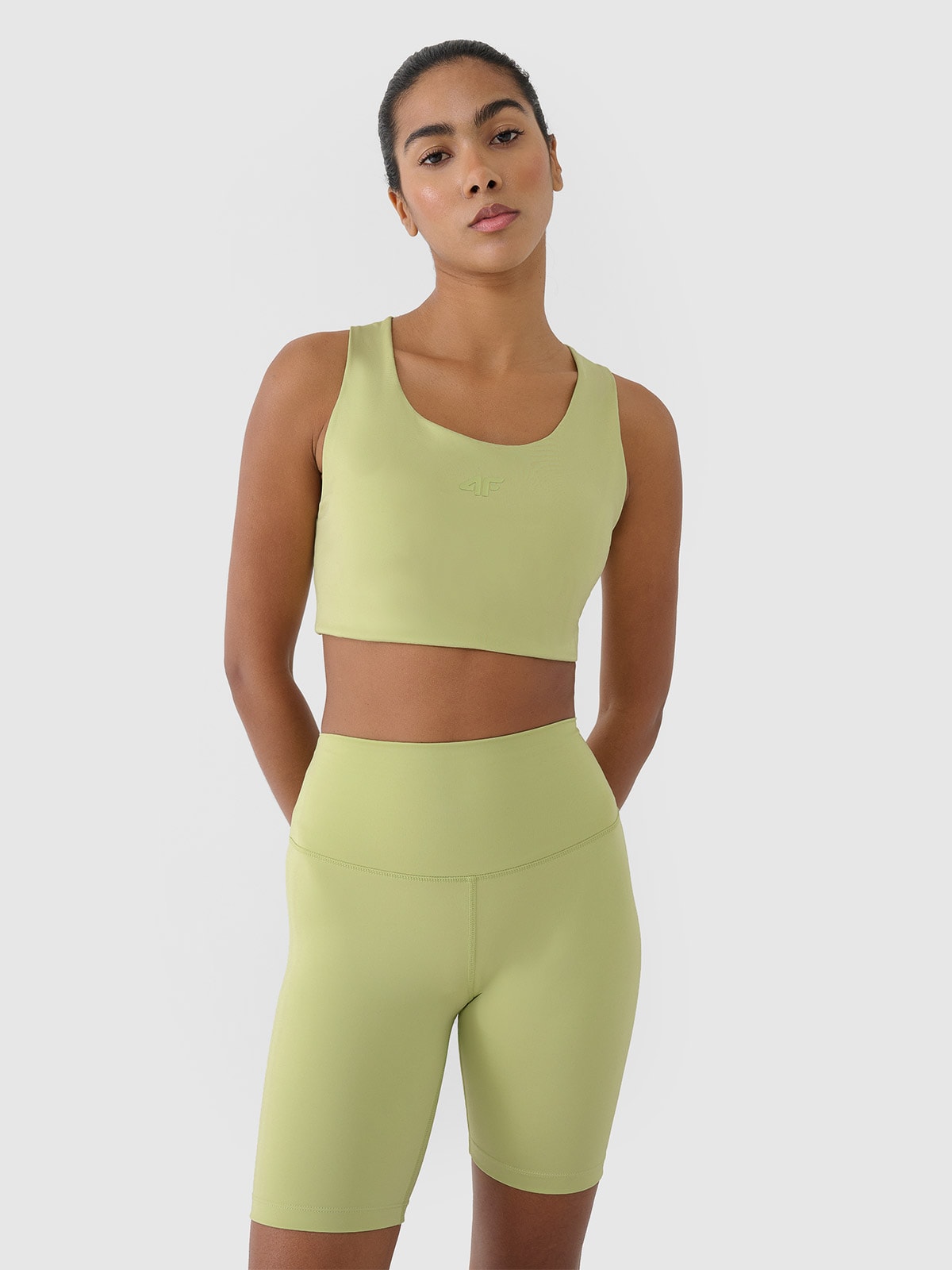 Moteriška treniruočių liemenėlė užtikrinanti mažą paramą - žalia