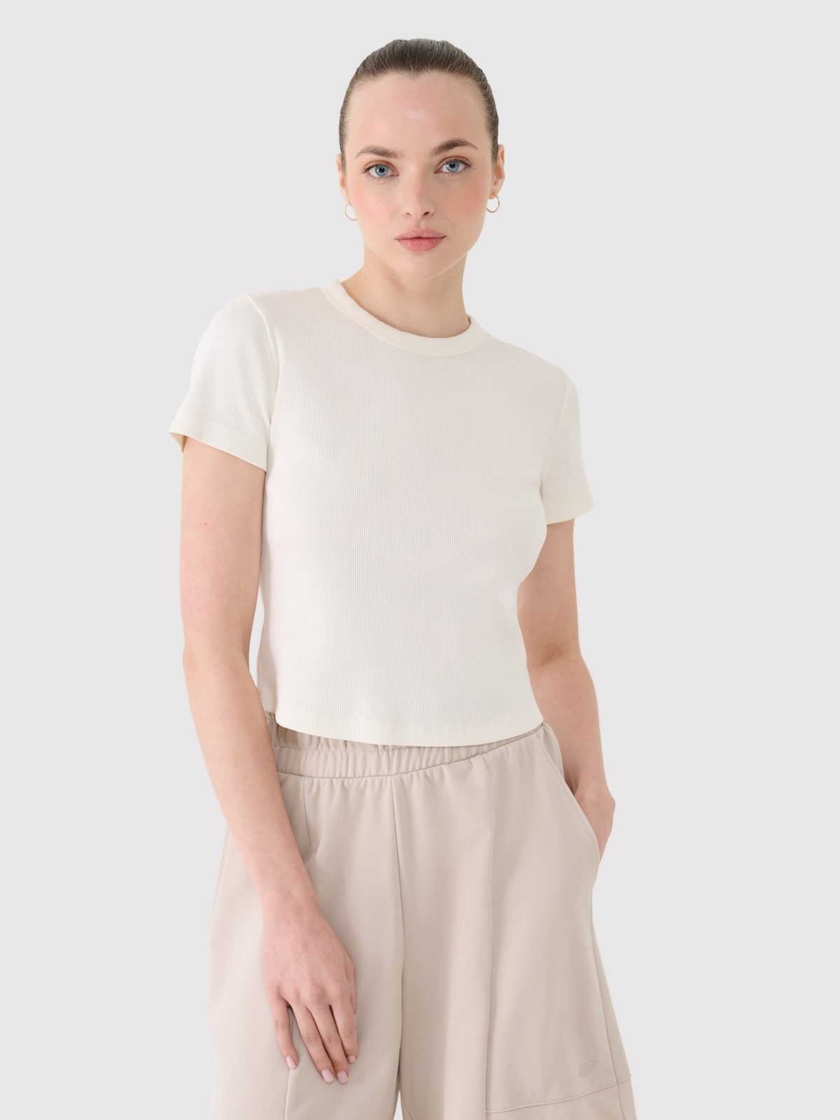 Moteriški T-shirt slim marškinėliai iš dryžuoto audinio - balti