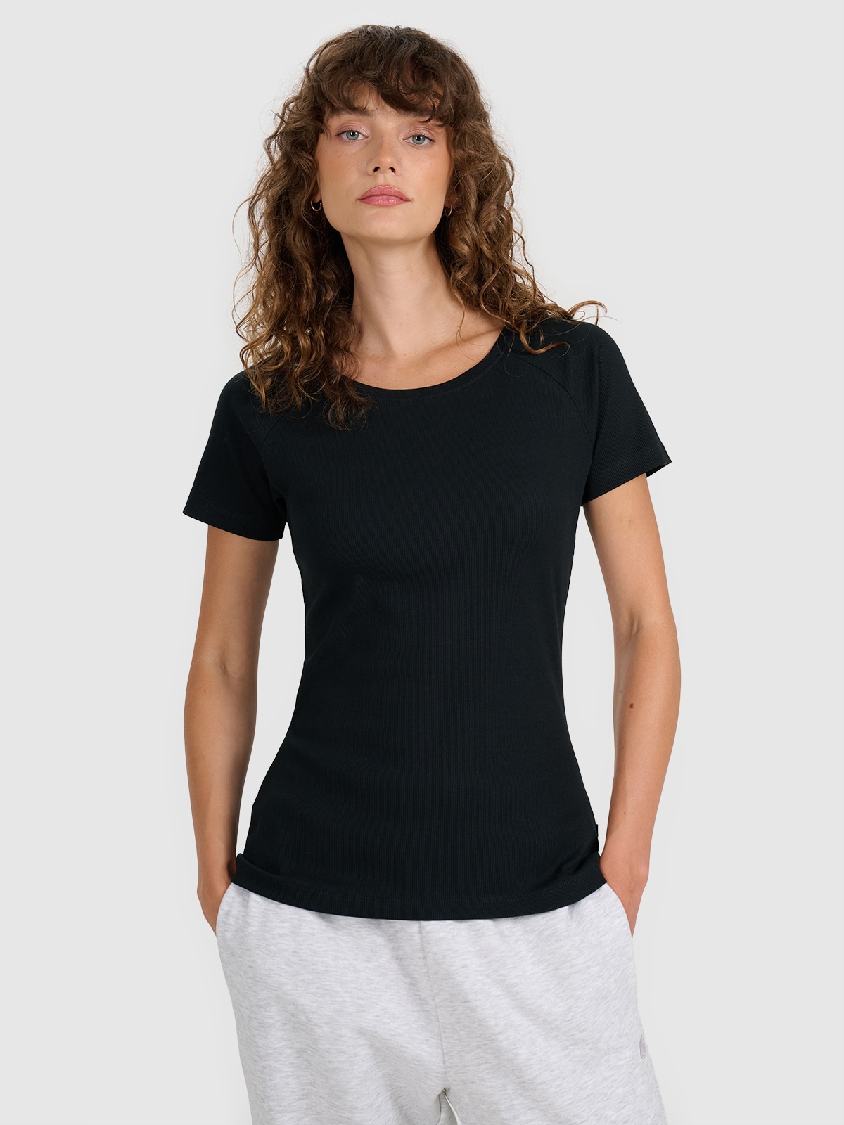 Moteriški T-shirt regular marškinėliai iš dryžuoto audinio - juodi