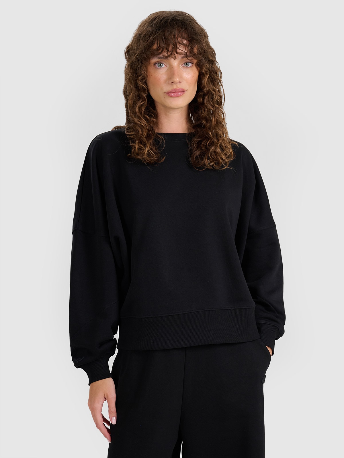 Moteriškas neatsegamas džemperis be gobtuvo - juodas